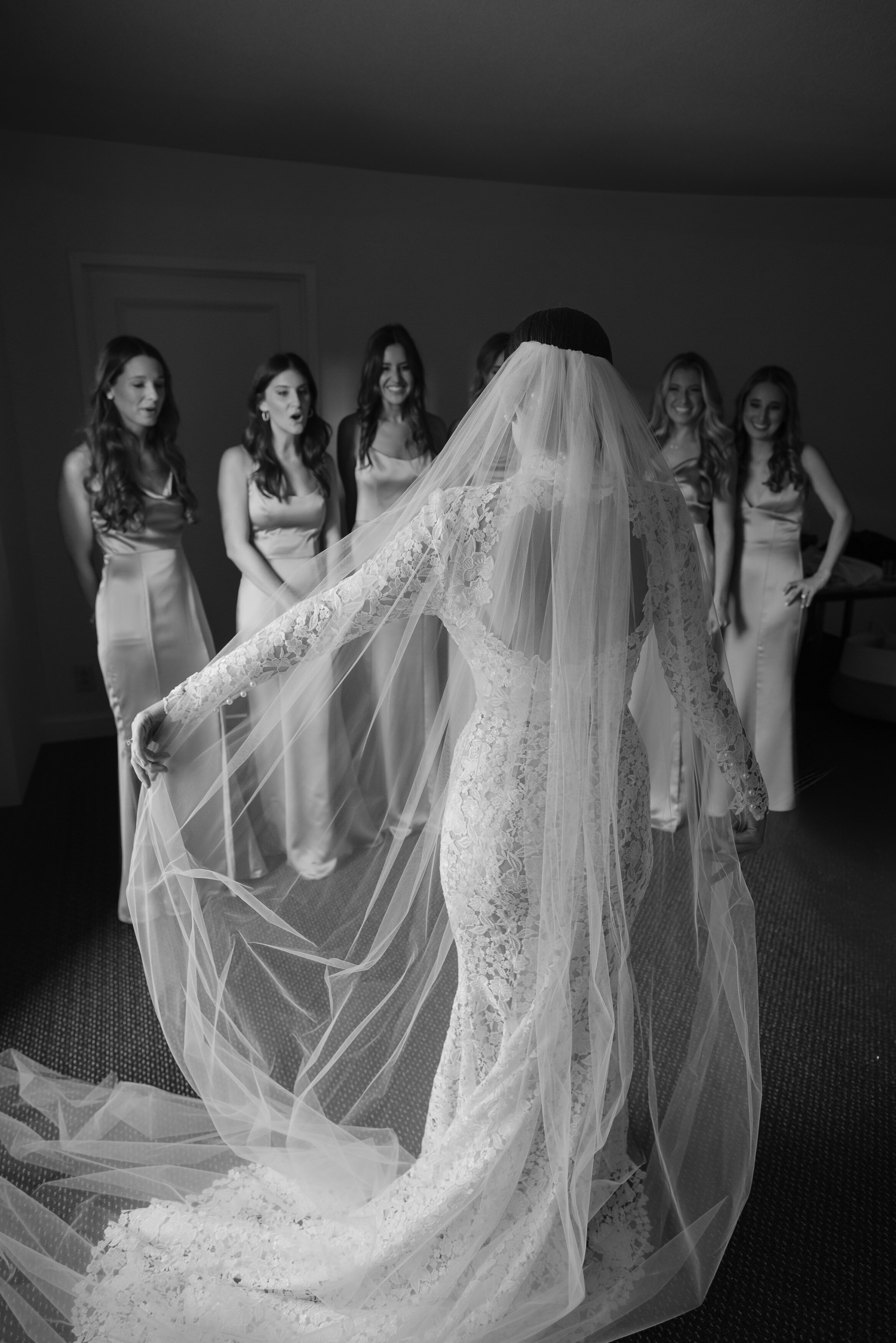 bridesmaids-first-look-cedar-lakes-estate
