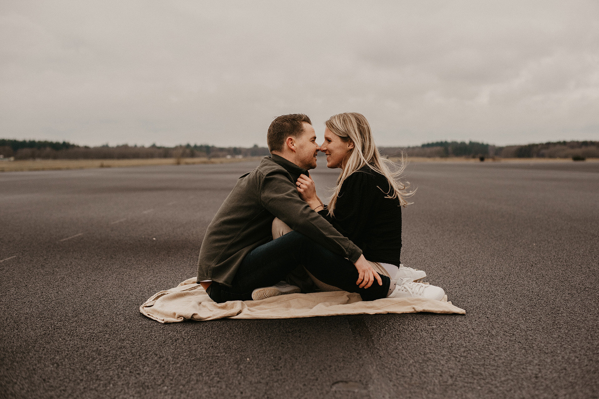Dominique de casembroot couple shoot koppel fotoshoot verliefd koppel love shoot avontuurlijk hillegom lisse nieuw-vennep Nique Fotografie