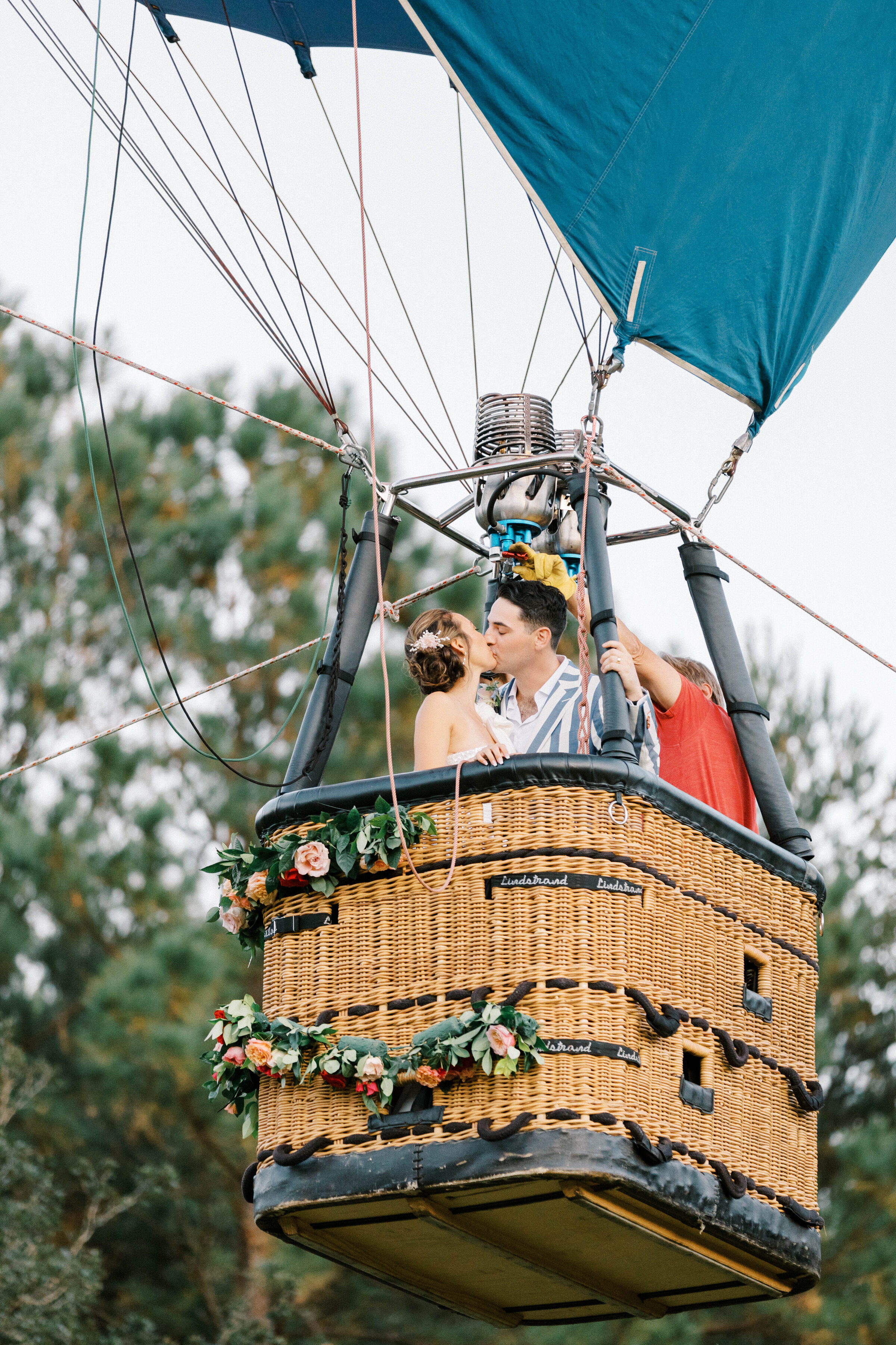 hot-air-balloon-wedding-photo