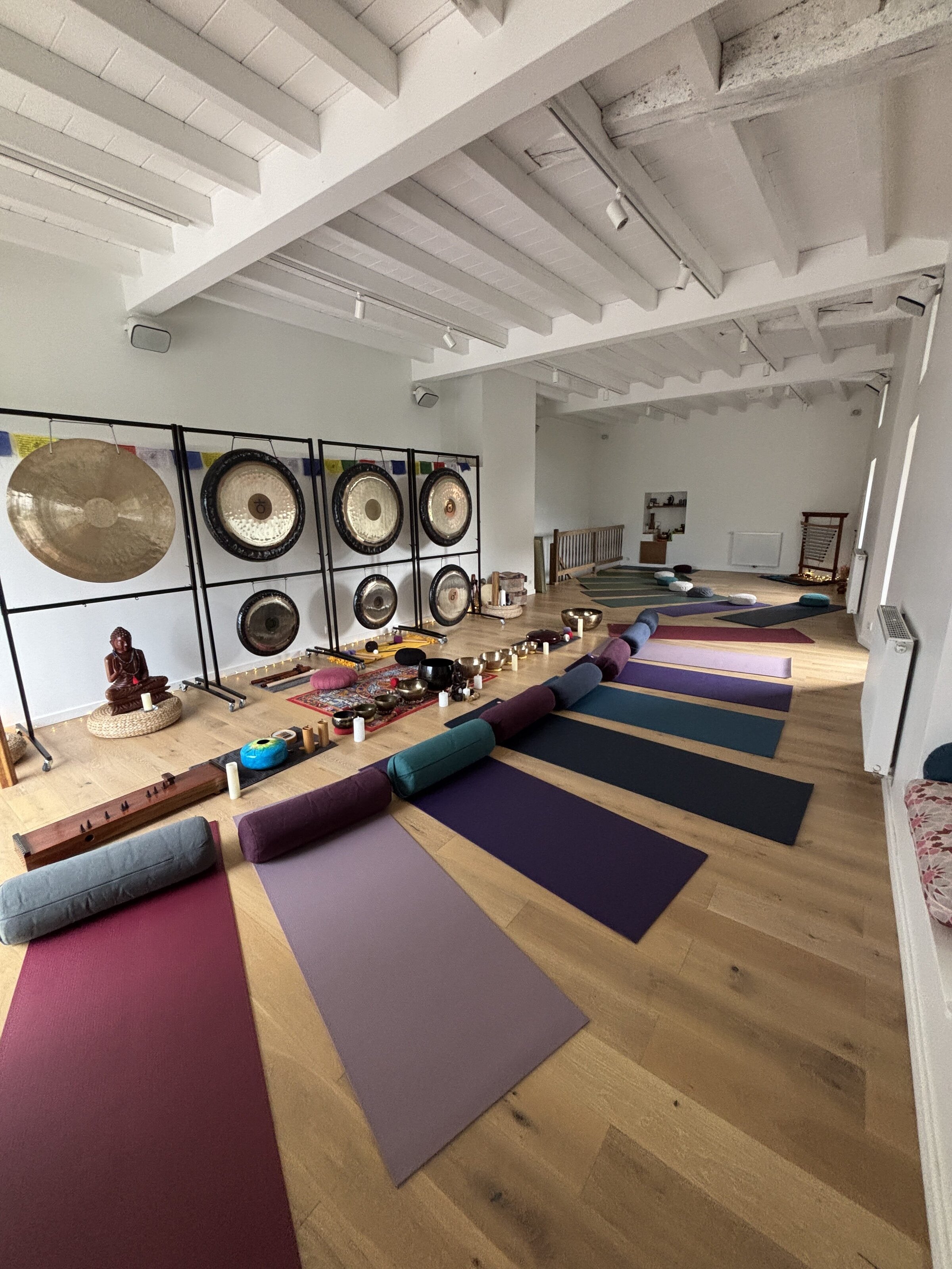 Salle de bain de gongs lors d'une retraite de sonothérapie dans le pays basque