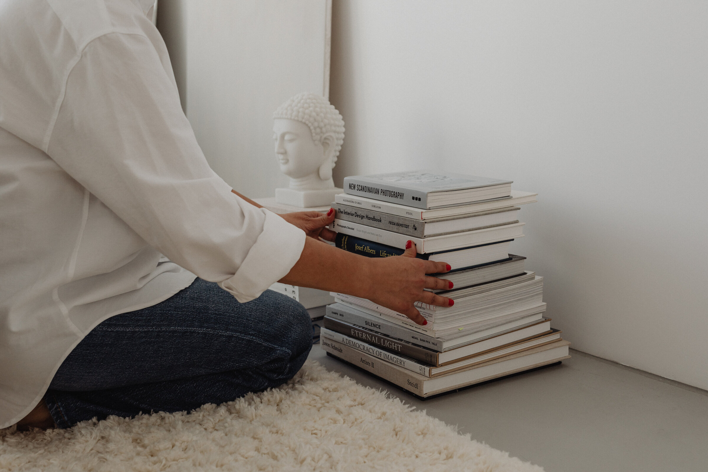 kaboompics_the-warm-apartment-aesthetic-living-room-decor-home-accessories-collection-33251