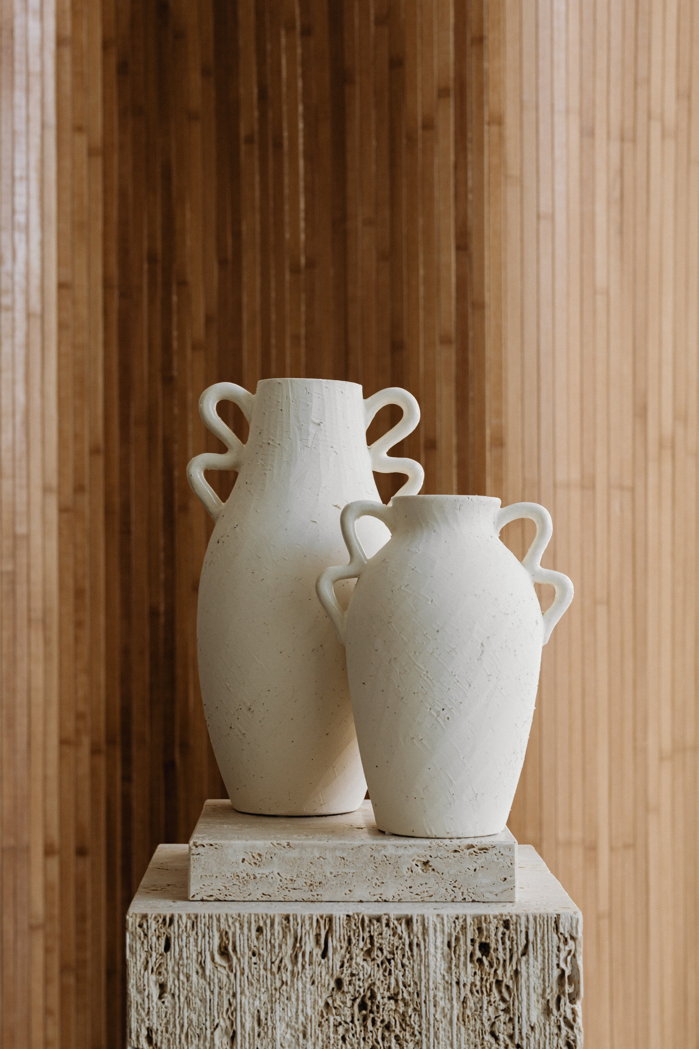 kaboompics_elegant-jewelry-and-decor-necklaces-bracelets-and-vases-free-stock-photo-collection-35785 (1)