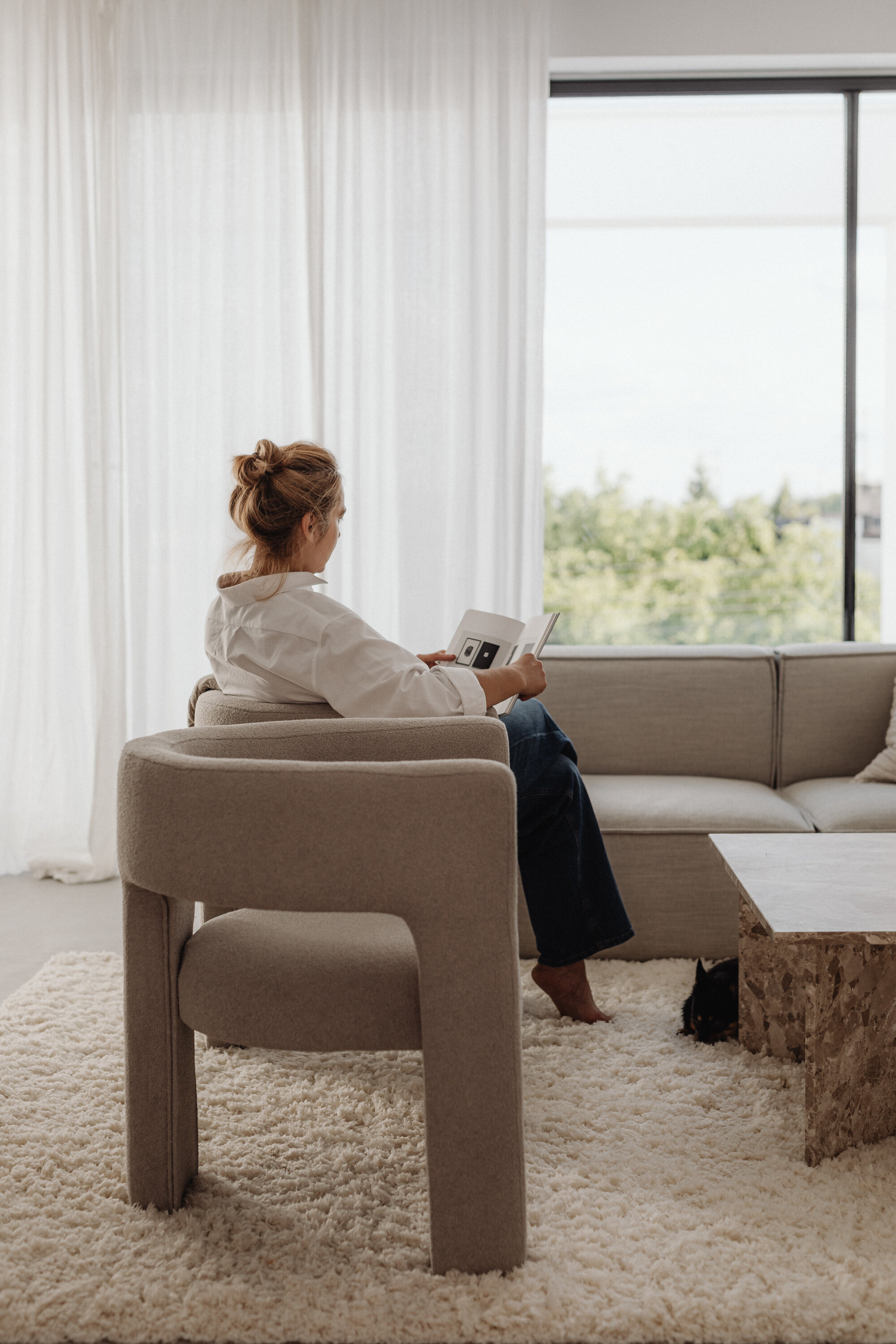 kaboompics_the-warm-apartment-aesthetic-living-room-decor-home-accessories-collection-33232