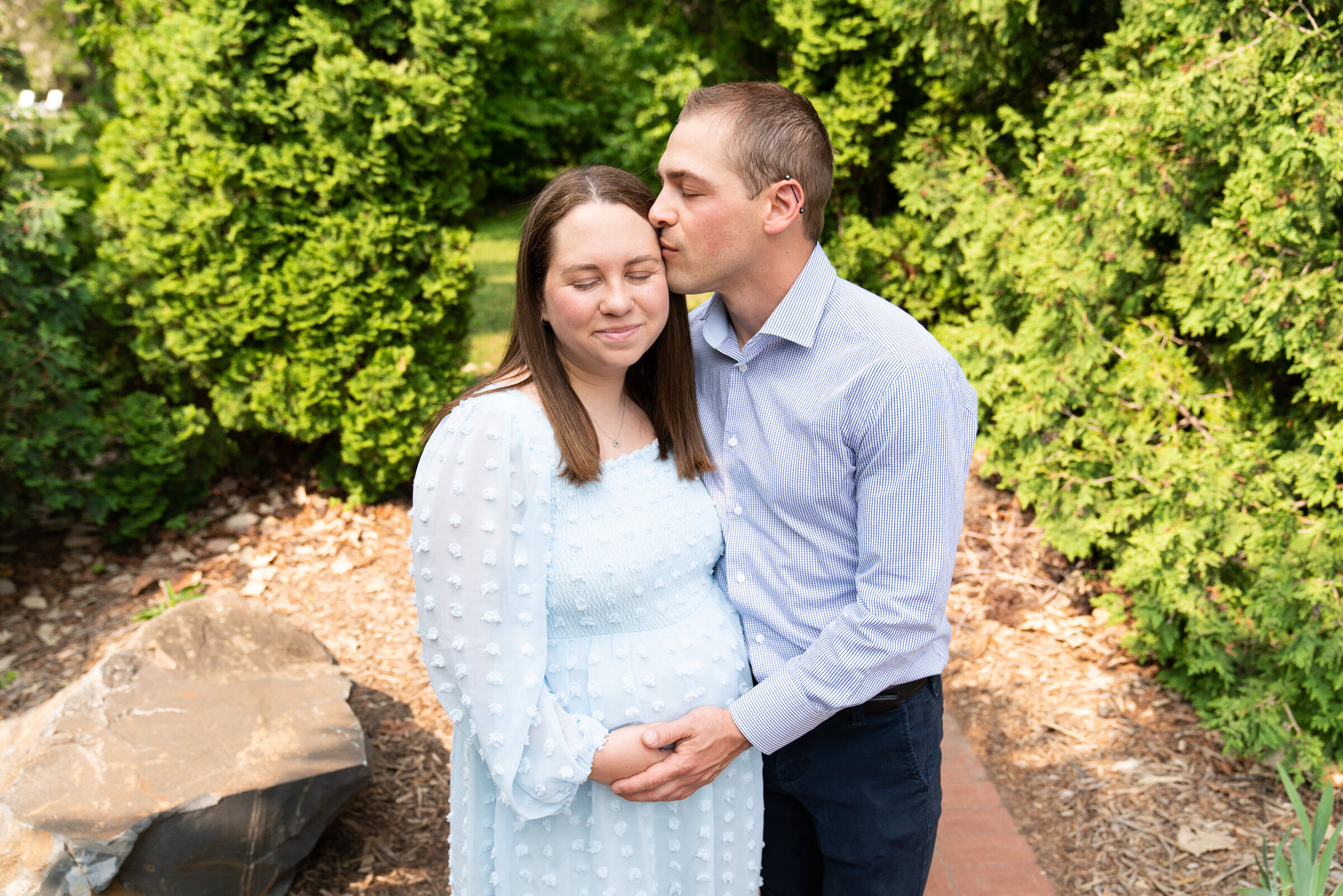 Outfits for spring maternity photos