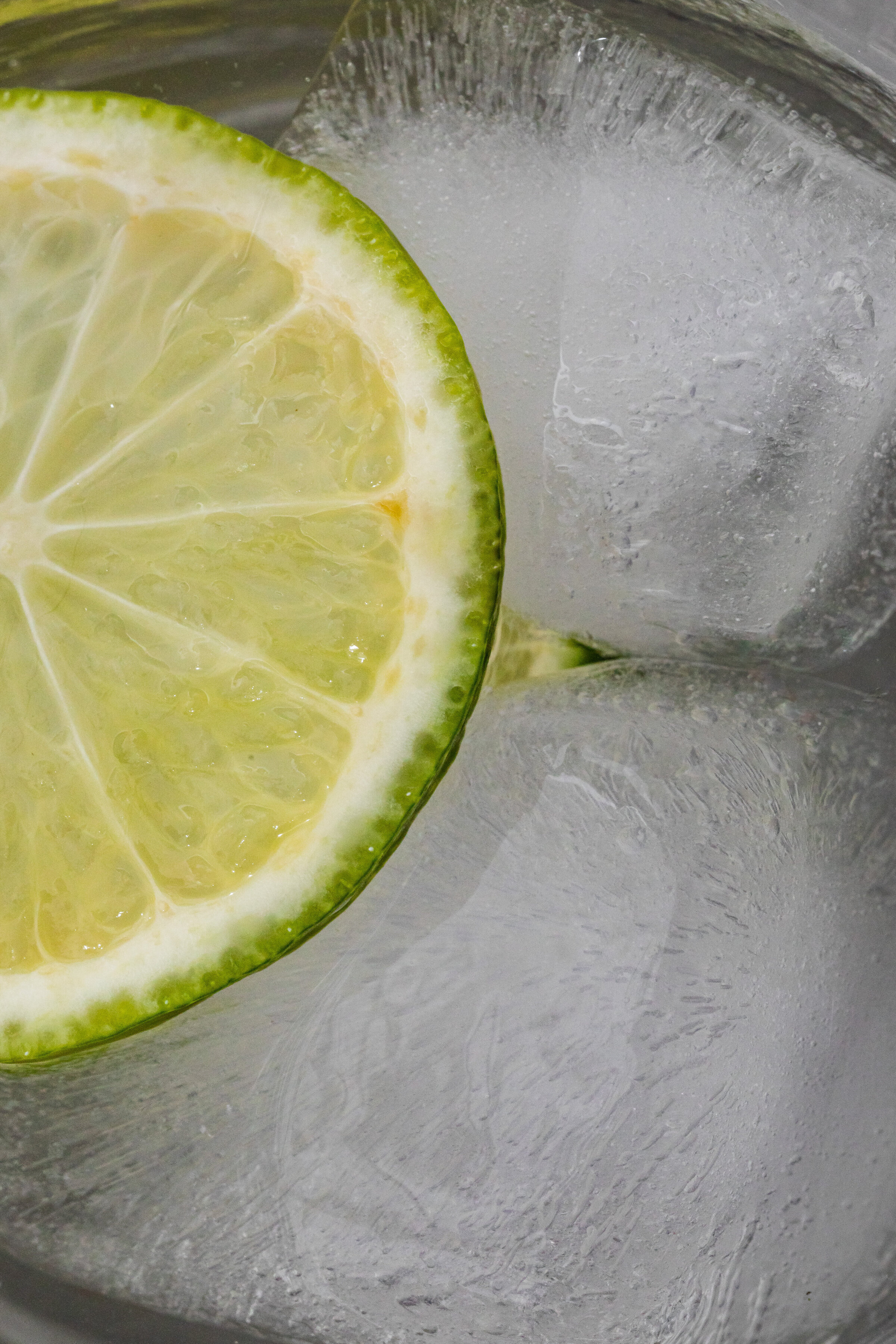 kaboompics_glass-with-water-lime-ice-cubes-closeup-close-up-close-up-26875