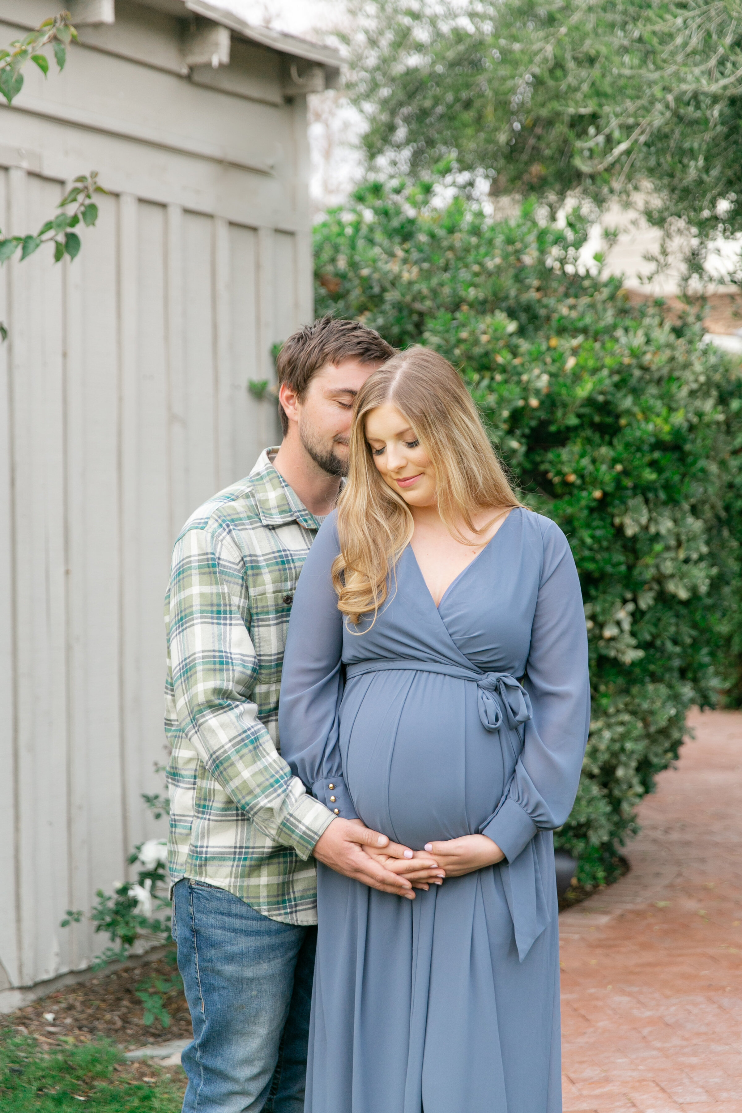 Karlie Colleen Photography - Phoenix Arizona Maternity Session - Green Historic Home - Hannah & Calvin -51
