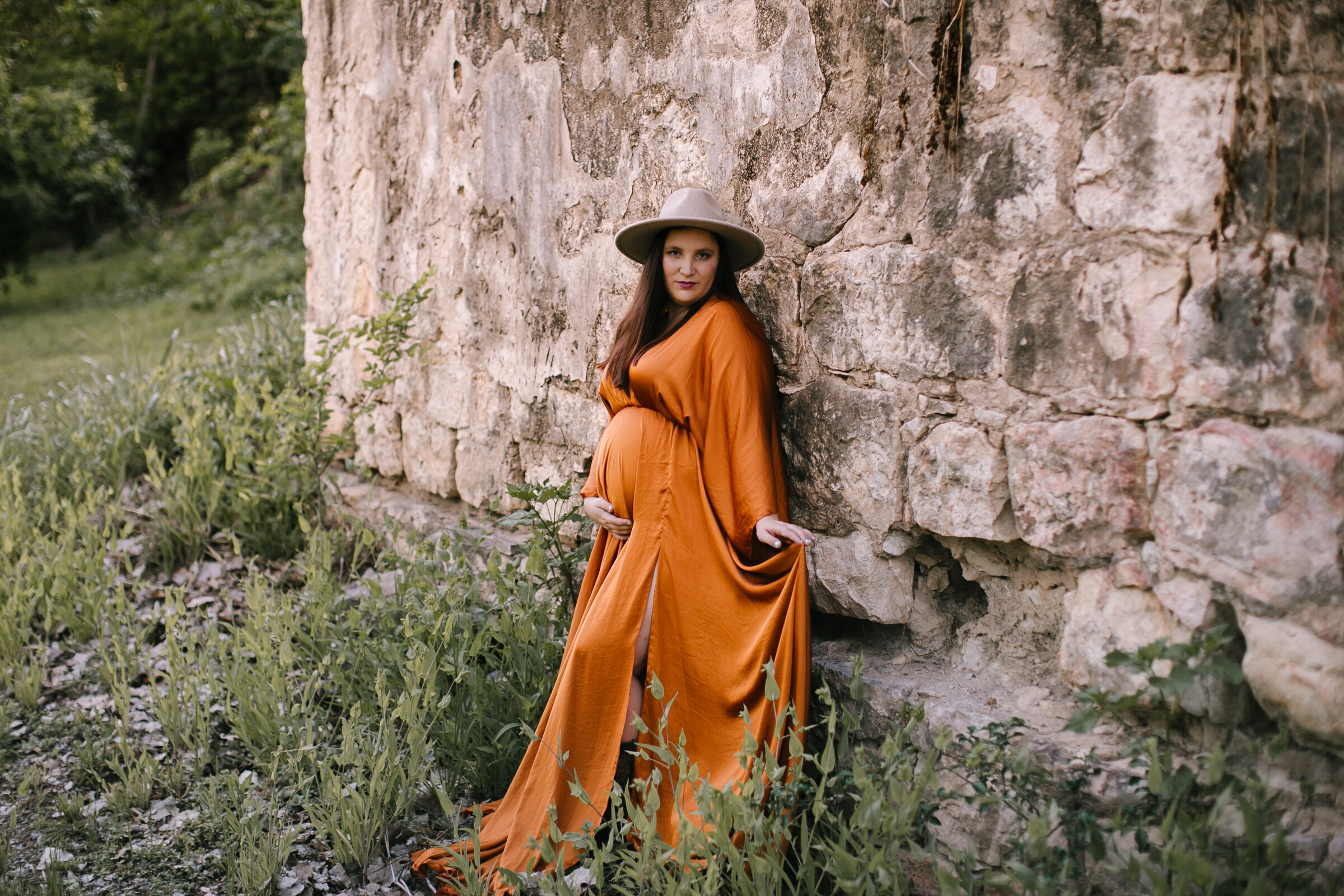 breathtaking maternity photo in a field