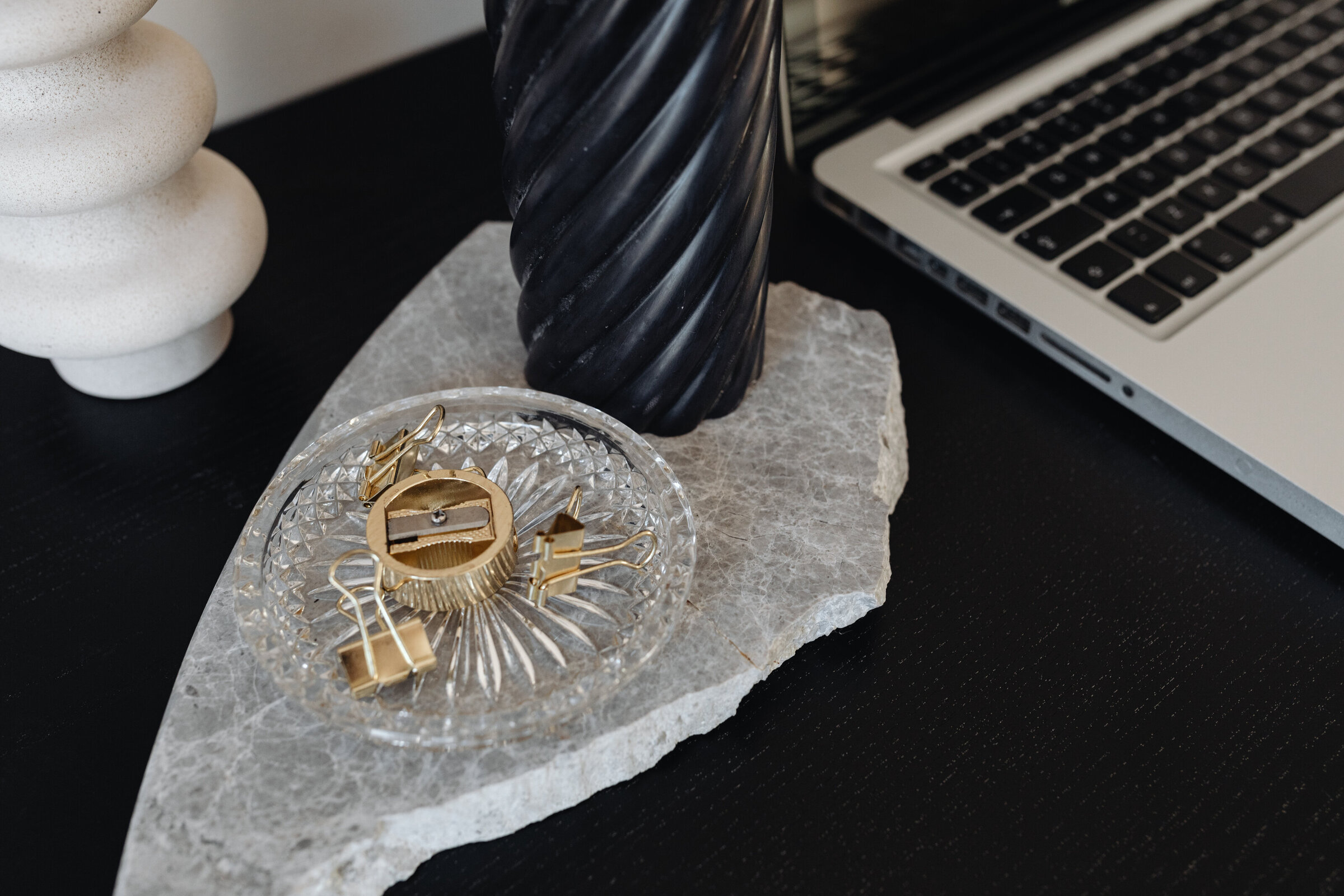 kaboompics_laptop-computer-desk-black-candle-24834