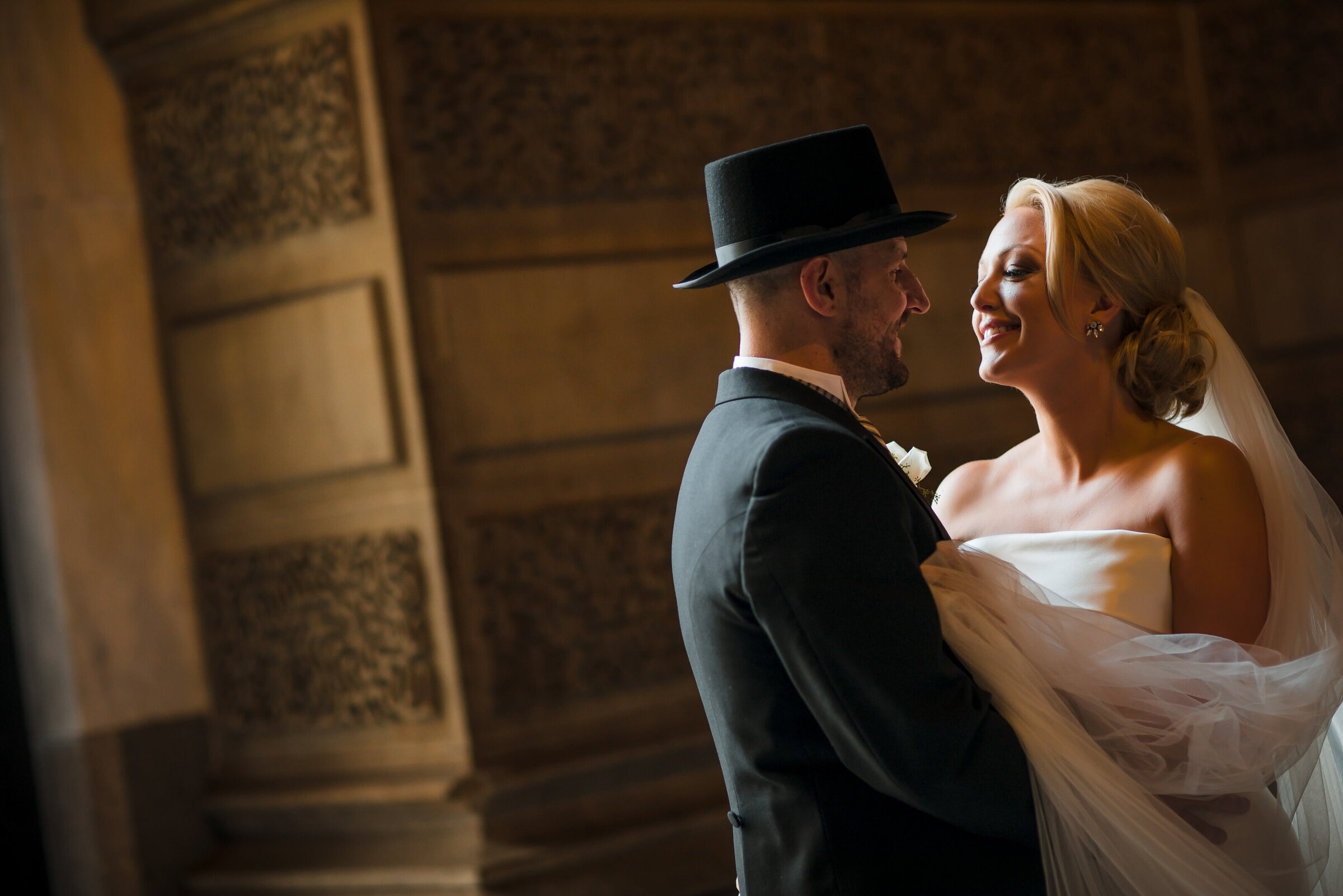 philadelphia-city-hall-wedding-photos-dramatic-light