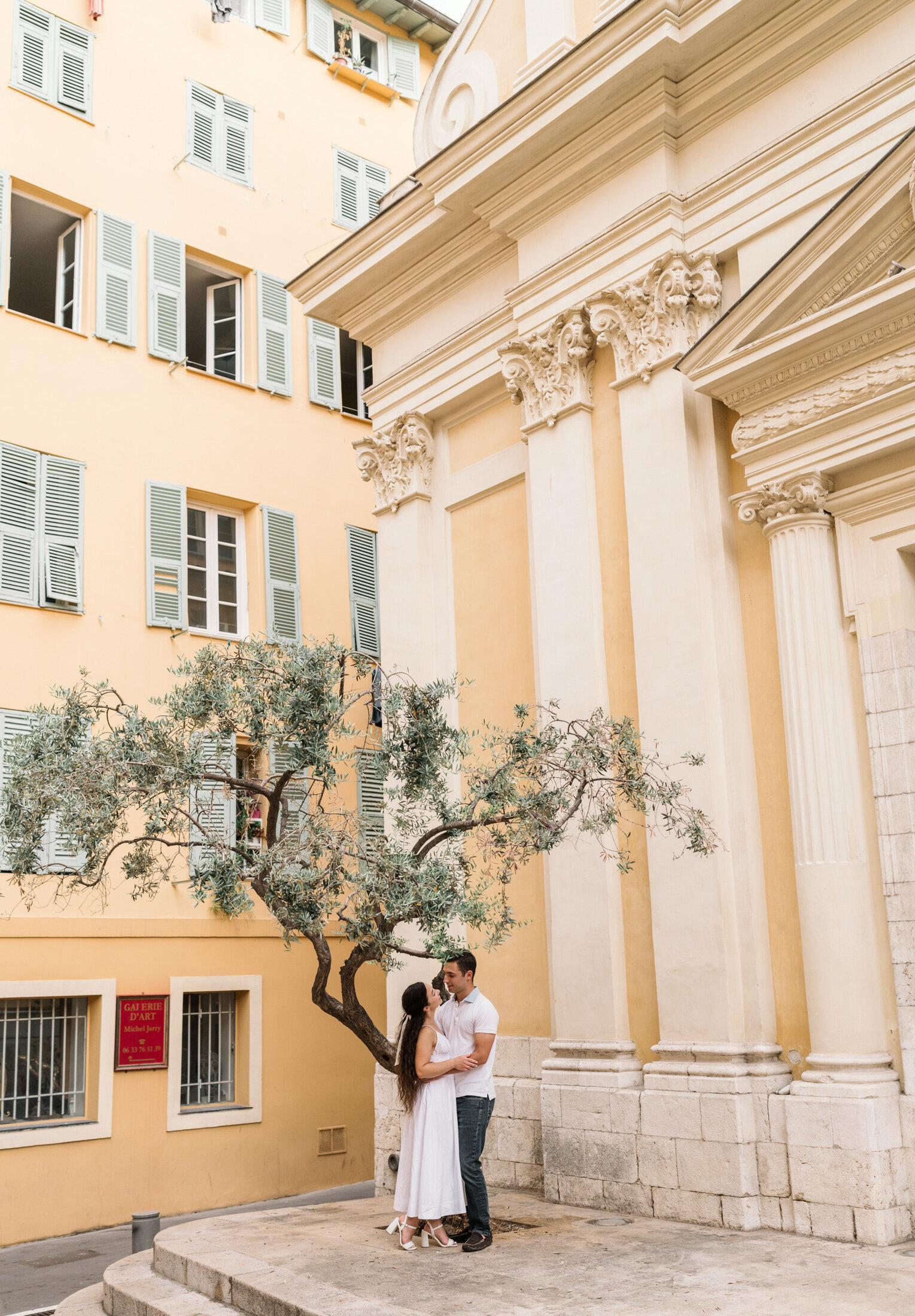 dazzling honeymoon photoshoot in old town nice france-02384