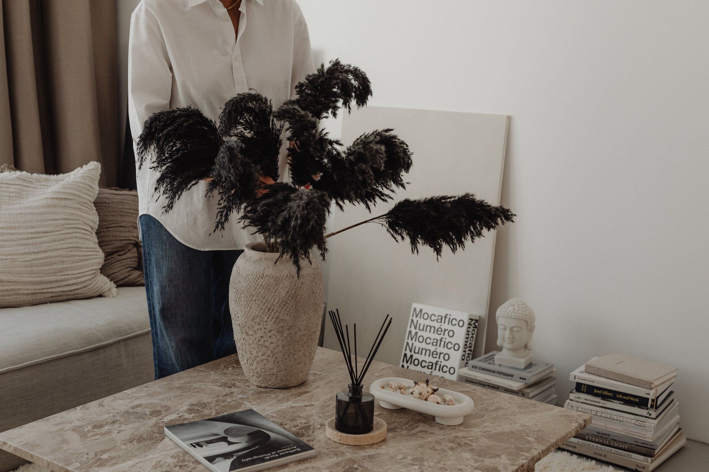 kaboompics_the-warm-apartment-aesthetic-living-room-decor-home-accessories-collection-33253
