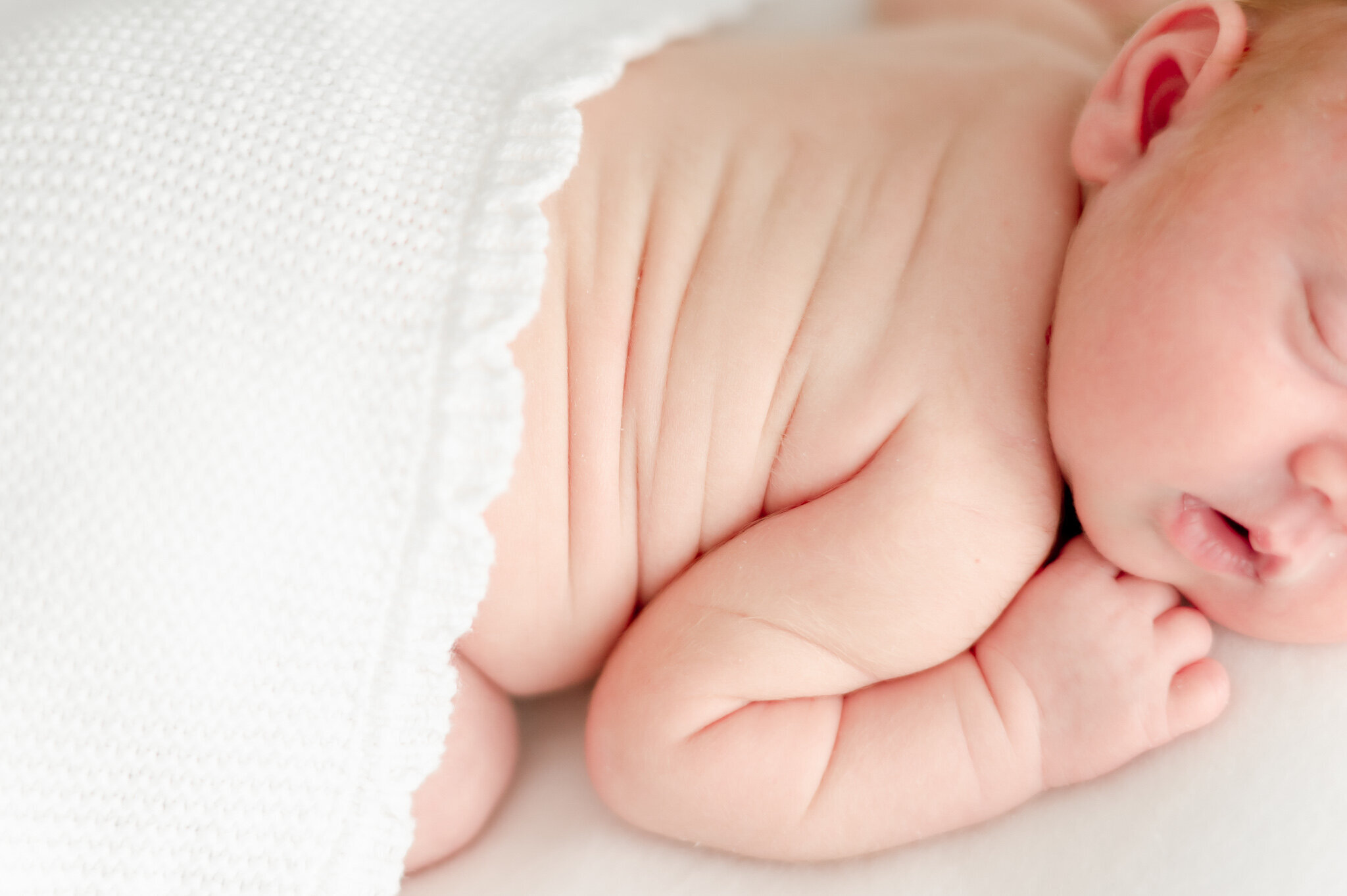newborn baby belly wrinkles