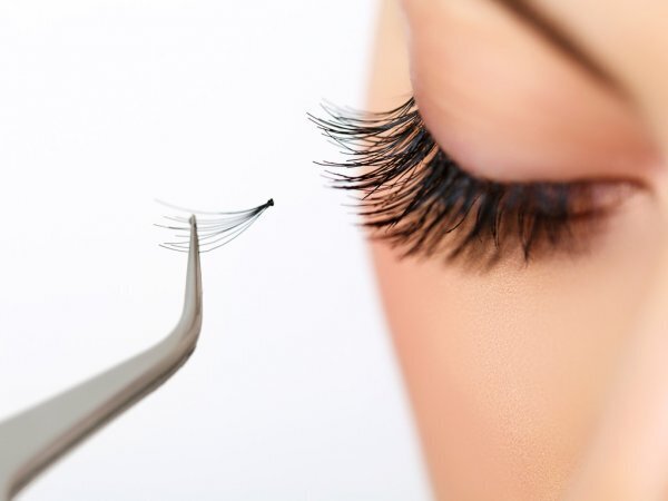 depositphotos_43287669-stock-photo-woman-eye-with-long-eyelashes