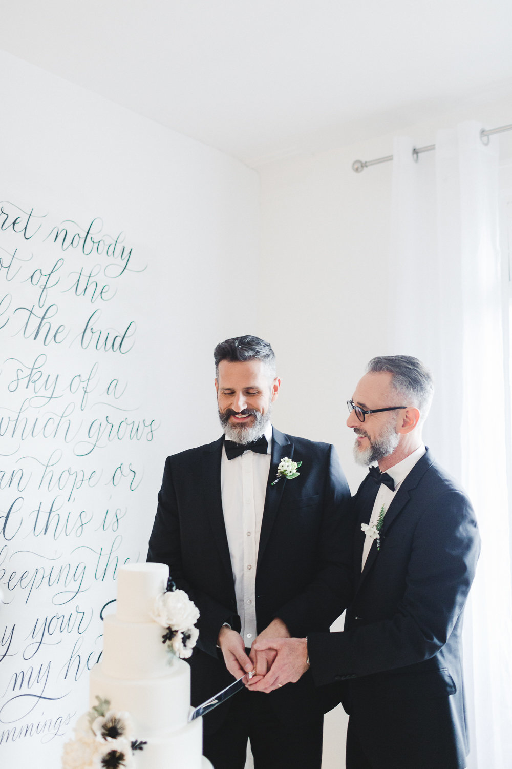 modern-black-and-white-same-sex-wedding-lisa-renault-photographie-photographe-mariage-montreal-81