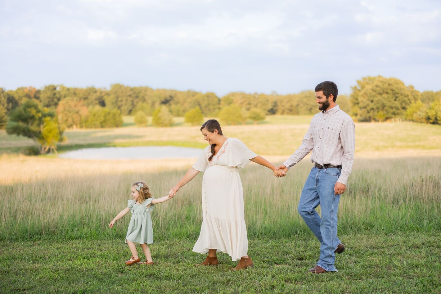 rolla_mo_farm_family_studio_ideas_photographer_owensville_video_red_barn_photos_toddler_kid_maternity_light_airy_color_true_studio_4332