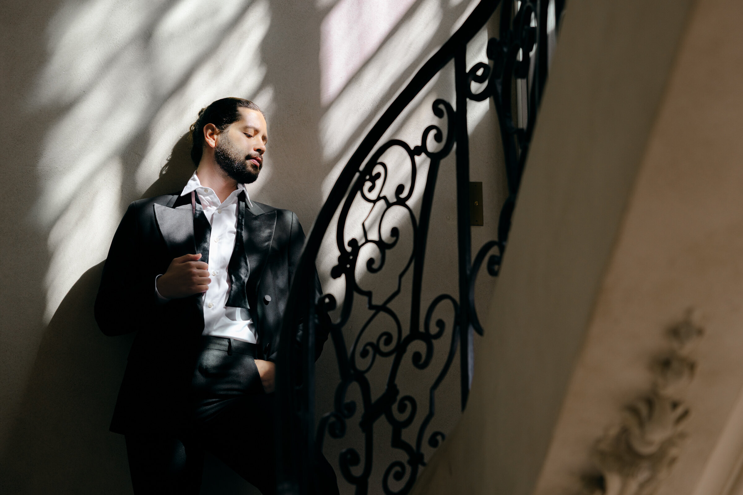groom-getting-ready-chateau-de-villette-paris-1