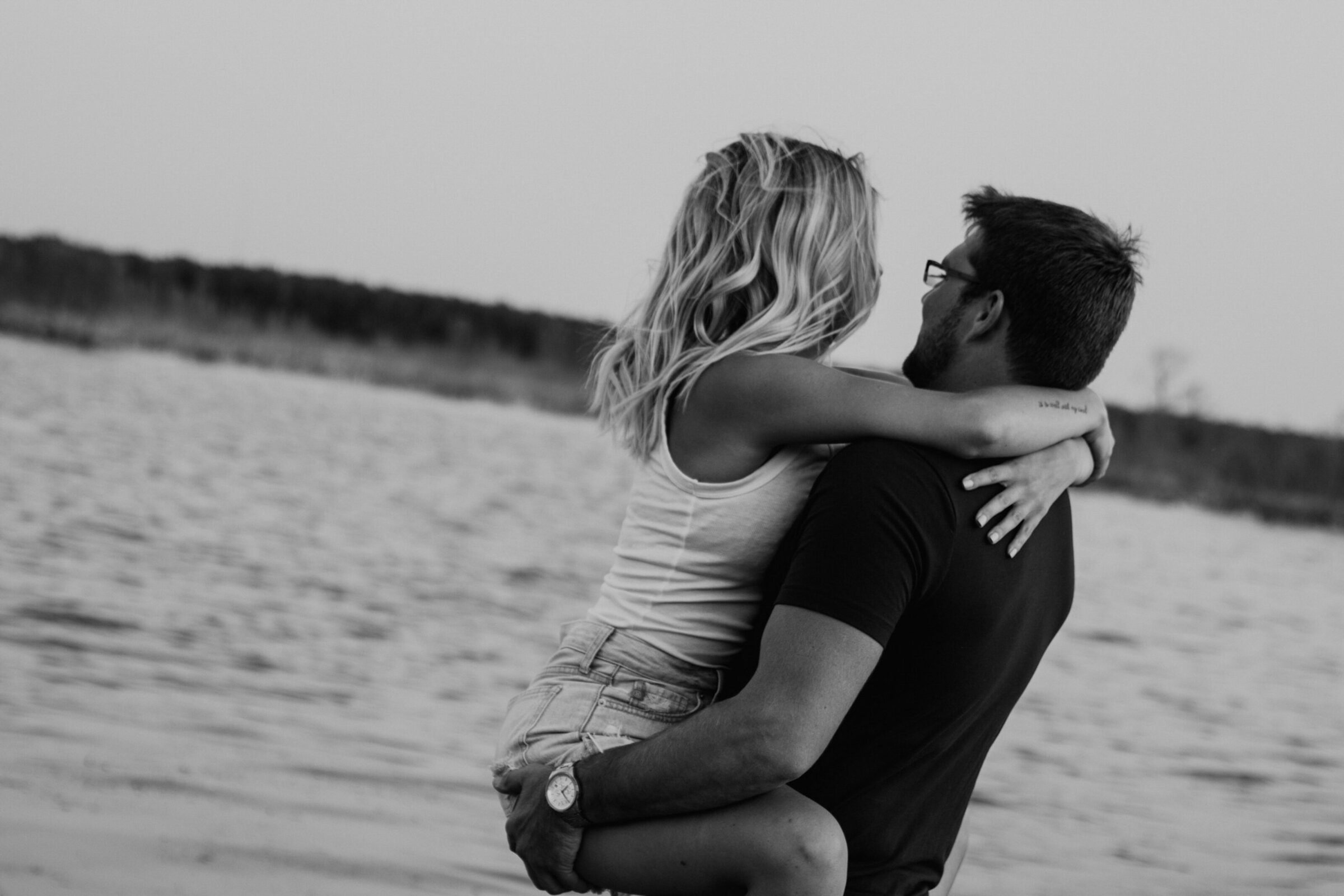 couple-at-the-lake