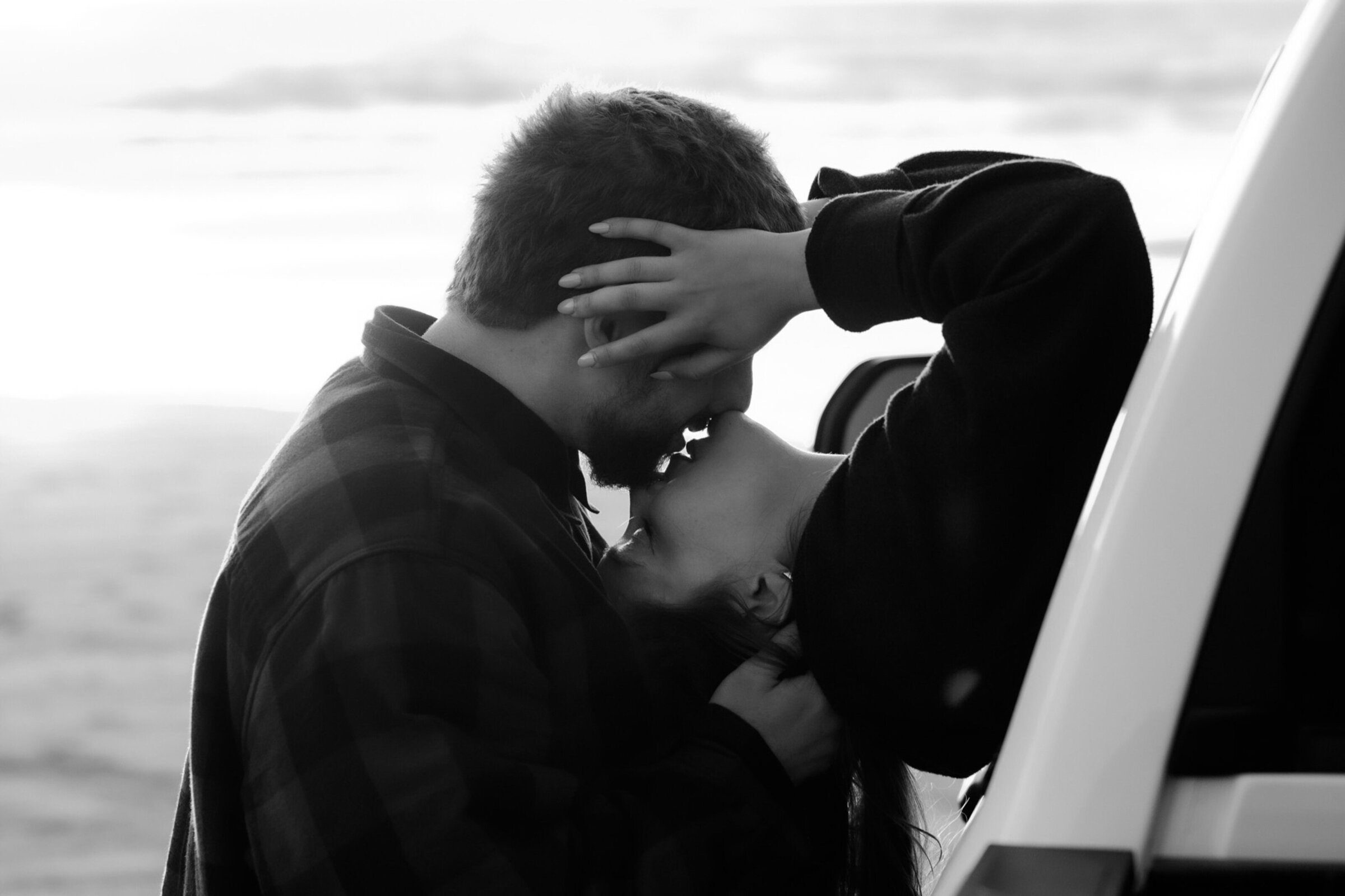 oregon-coast-couple-kissing-upside-down