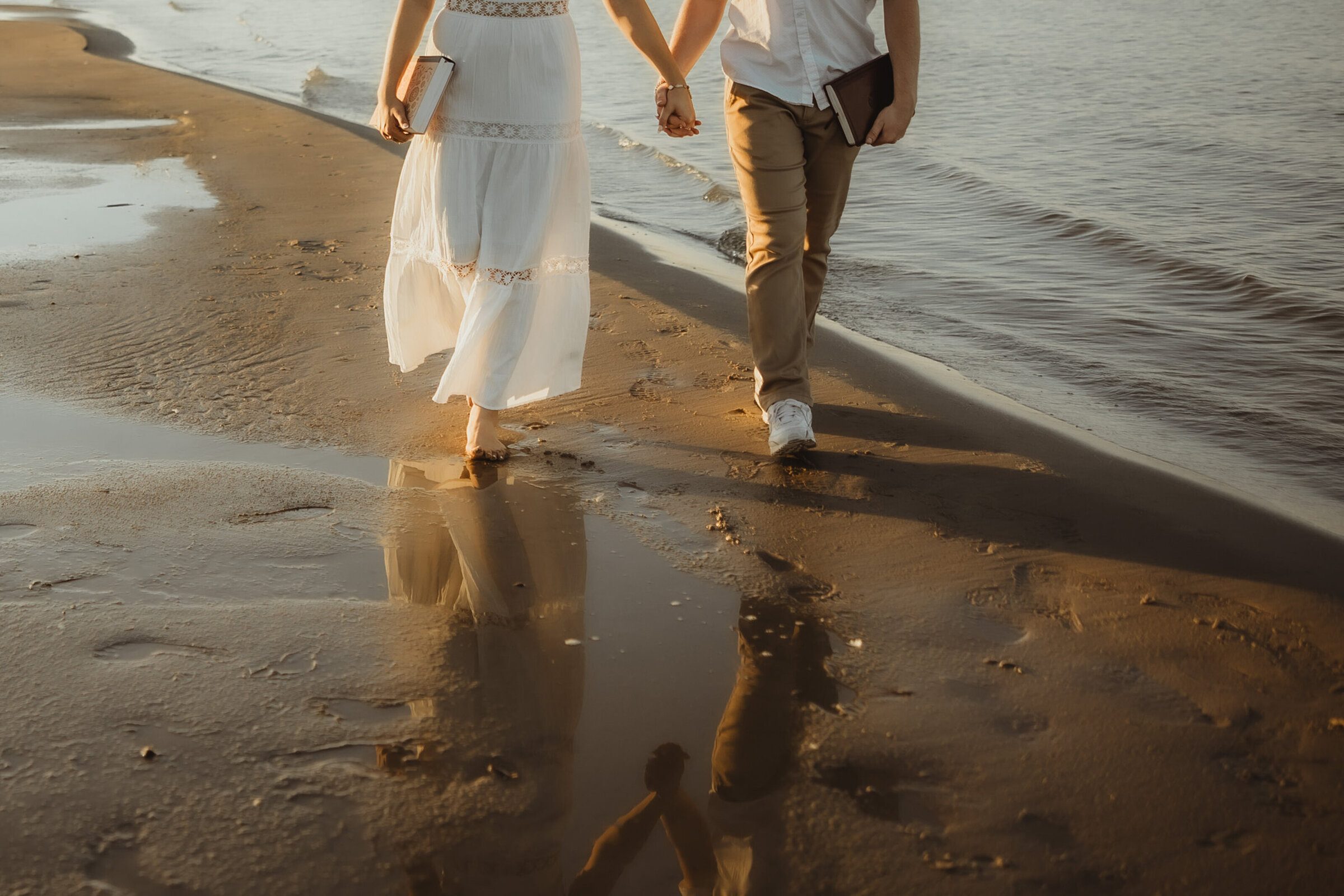 lake-mcconahey-nebraska-couple-walking-on-beach