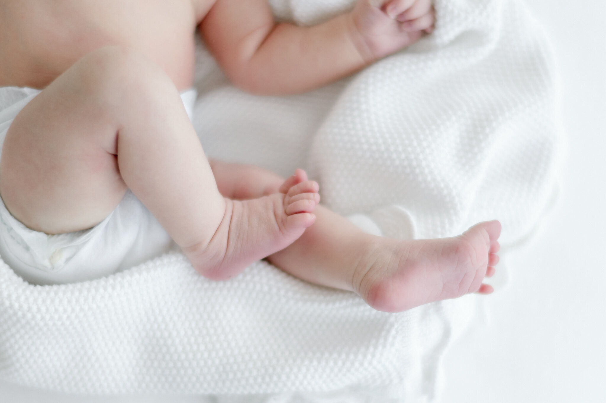newborn baby feet in  in Kristie Lloyd's Nashville newborn photography studio