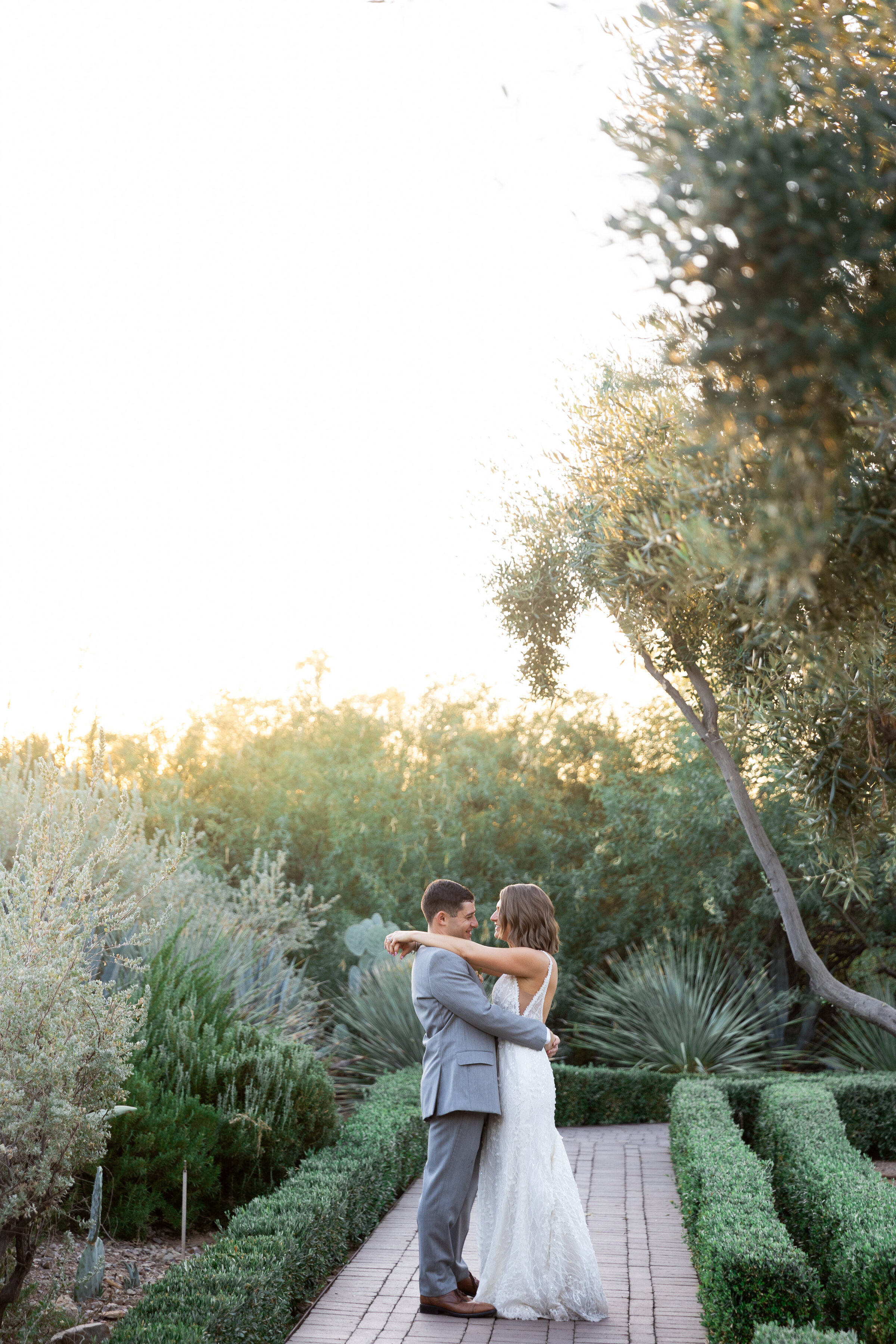 Karlie Colleen Photography - Emily & Mike - Wedding Sneak Peek - El Chorro - Arizona - Revel Wedding Co-307