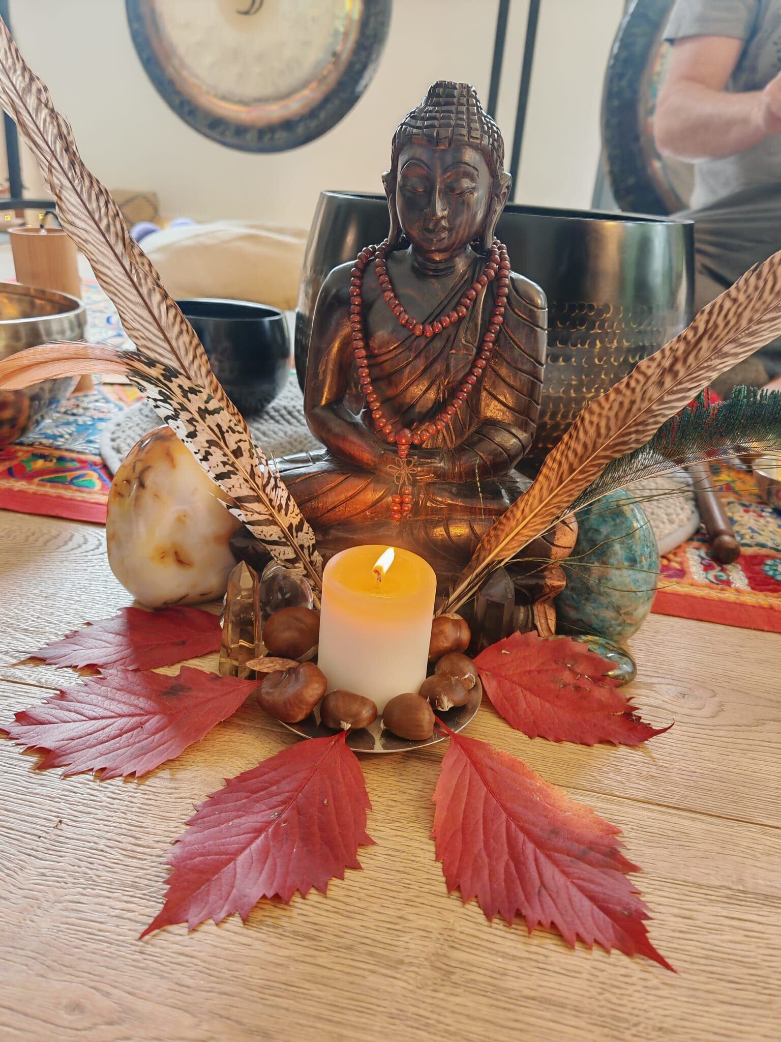 Statue et symboles naturels : plumes, feuilles, marrons,...