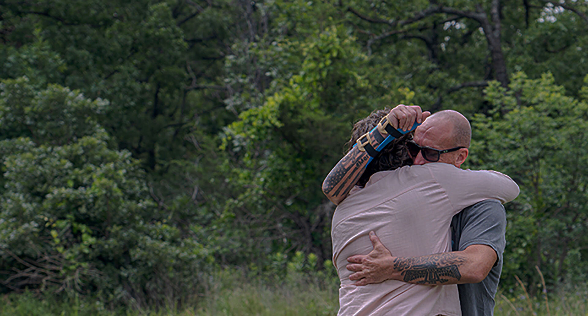 Rising Ridge founder hugging veteran guest of a veteran only retreat.