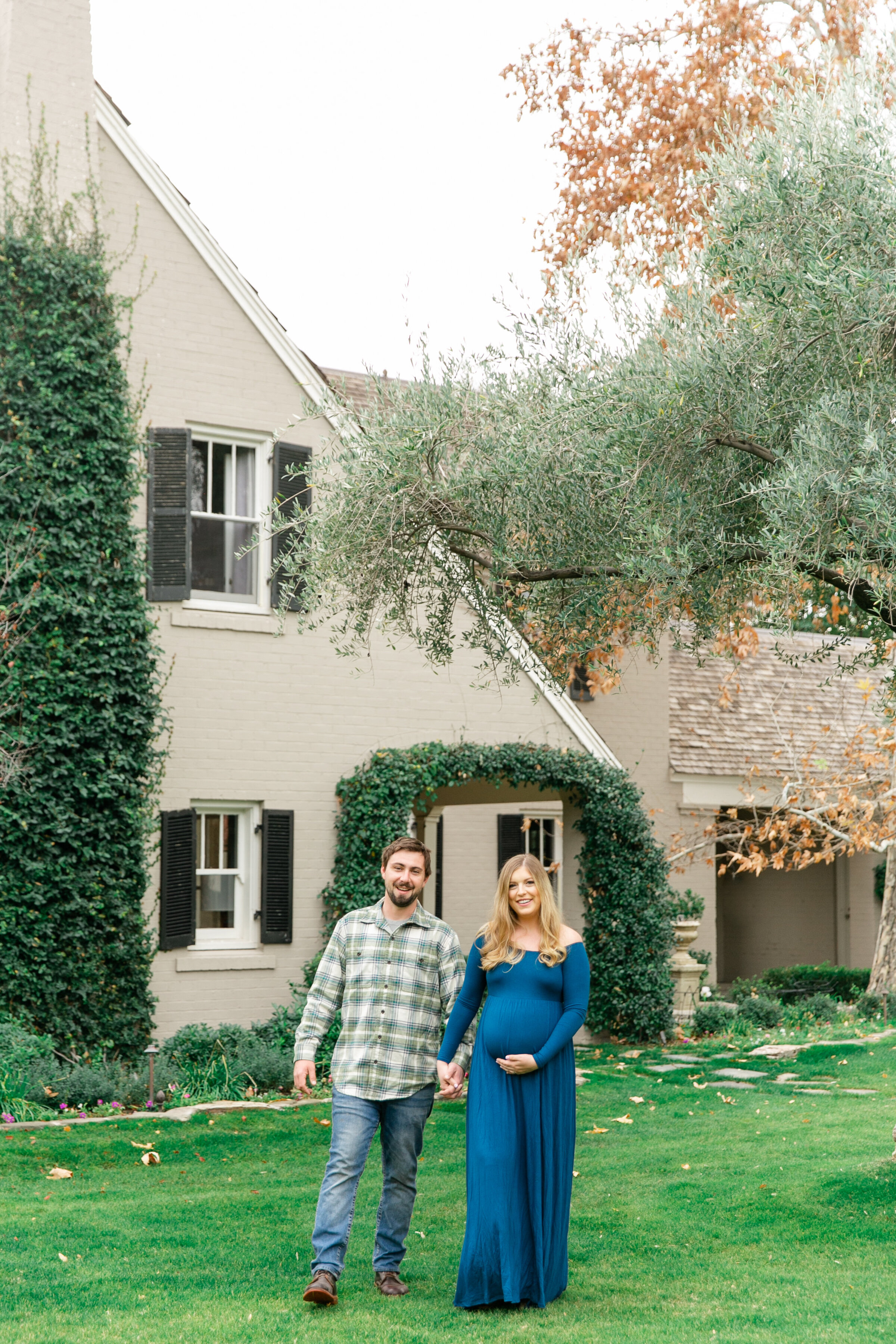 Karlie Colleen Photography - Phoenix Arizona Maternity Session - Green Historic Home - Hannah & Calvin -8