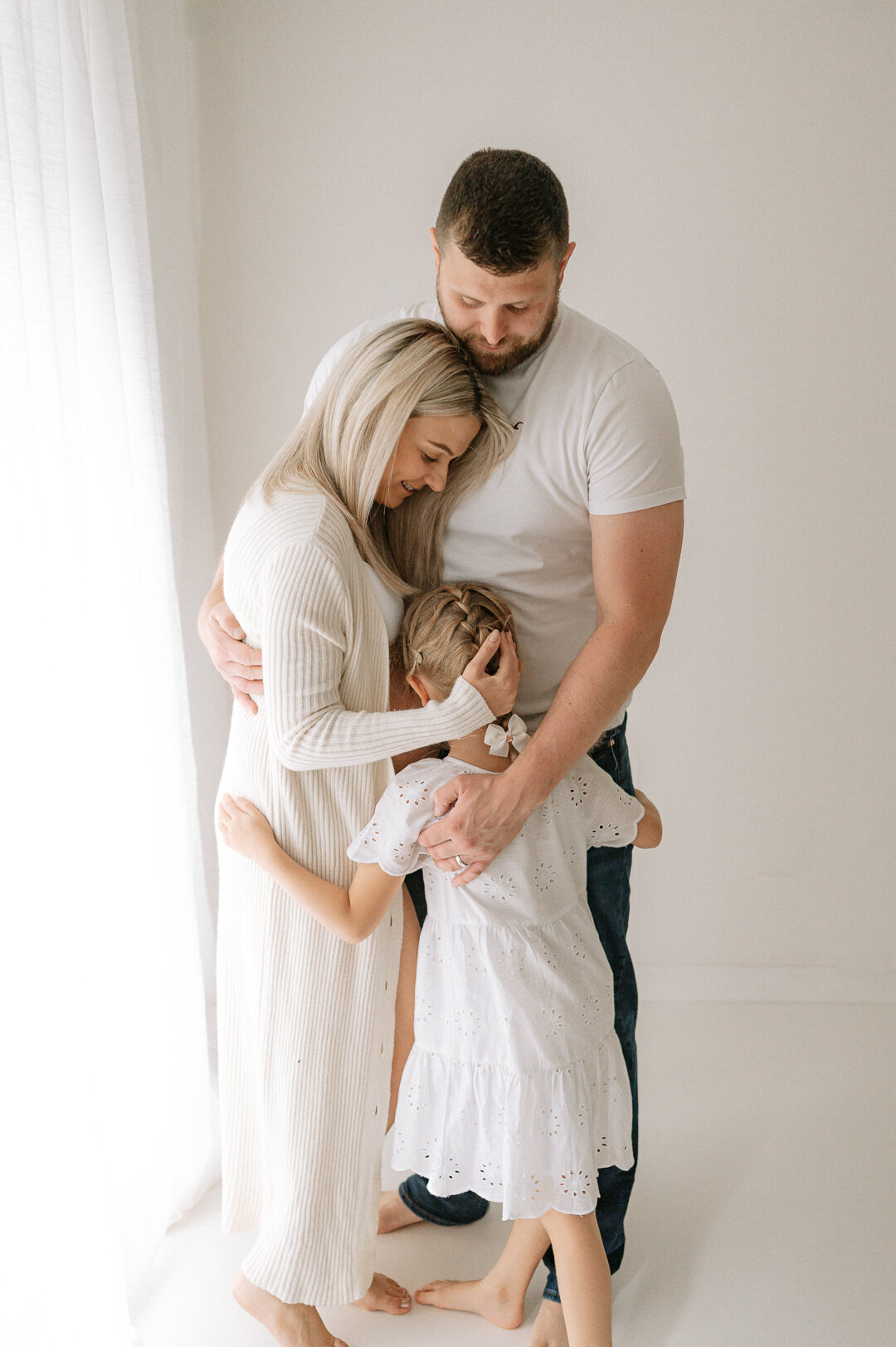 Maternity photo with pregnant mum, dad and oldest big sister/sibling