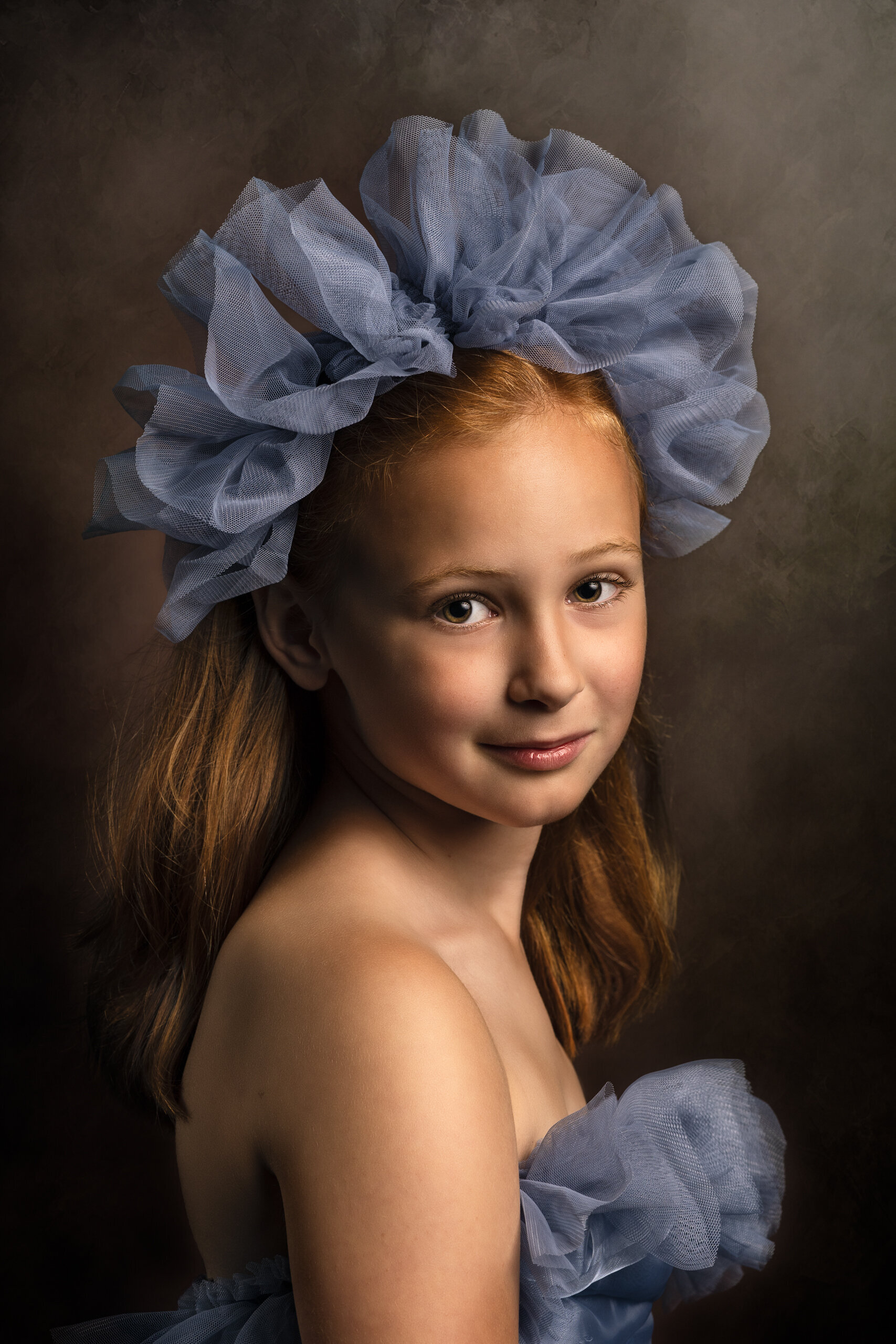meisje met paarse tule en rood haar