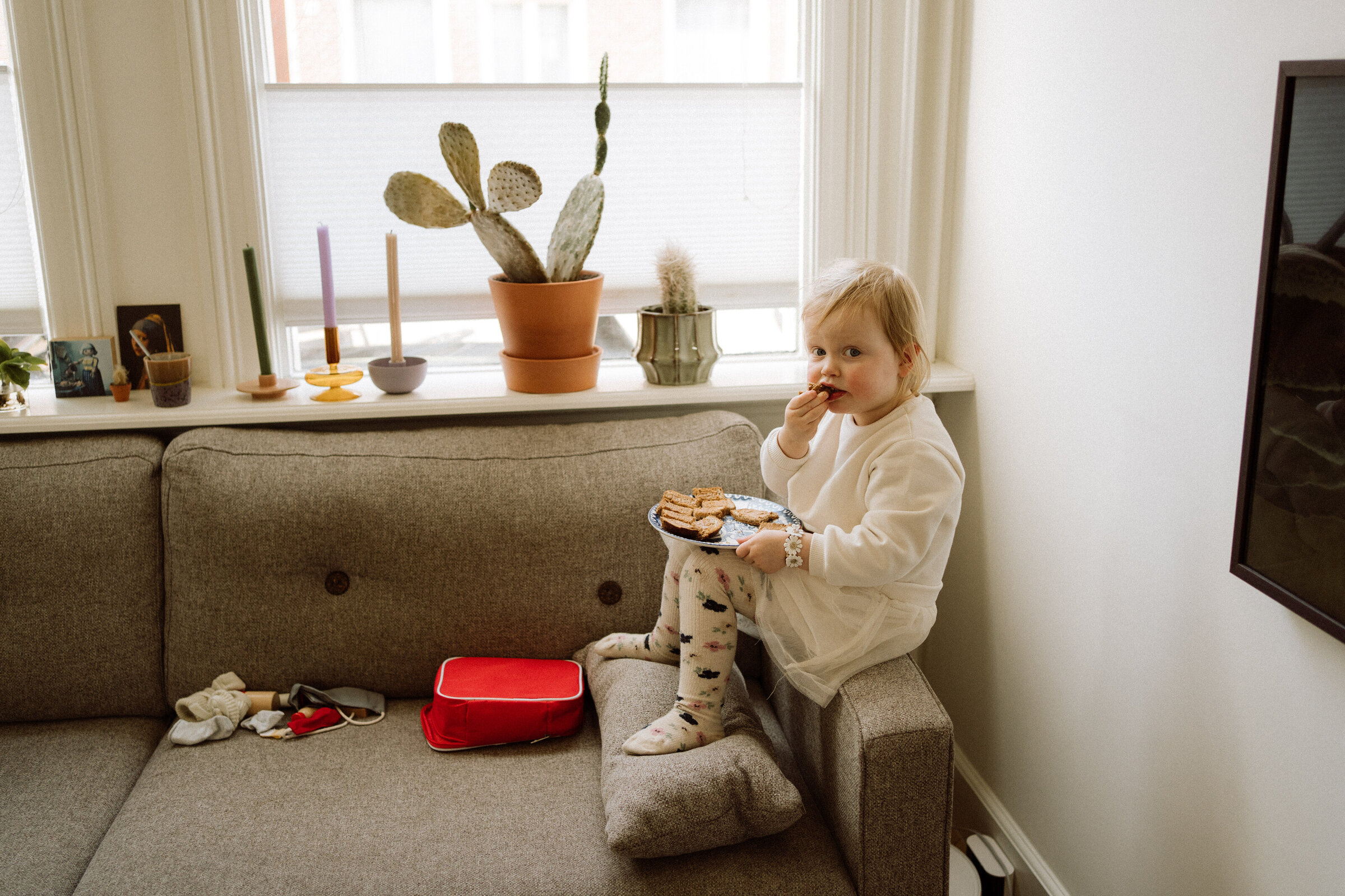 Meisje zit op de bank - lifestyle shoot 
