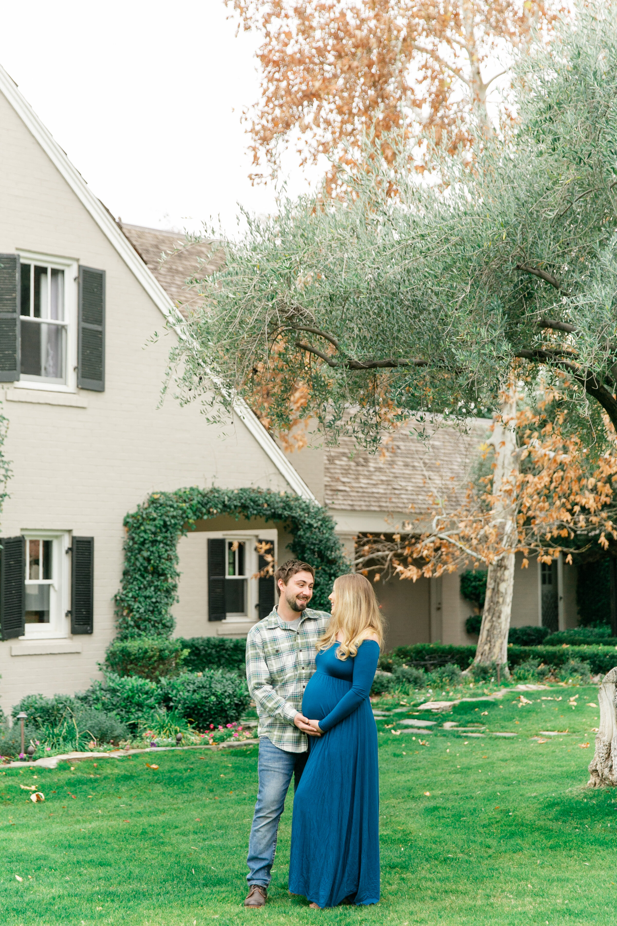 Karlie Colleen Photography - Phoenix Arizona Maternity Session - Green Historic Home - Hannah & Calvin -2