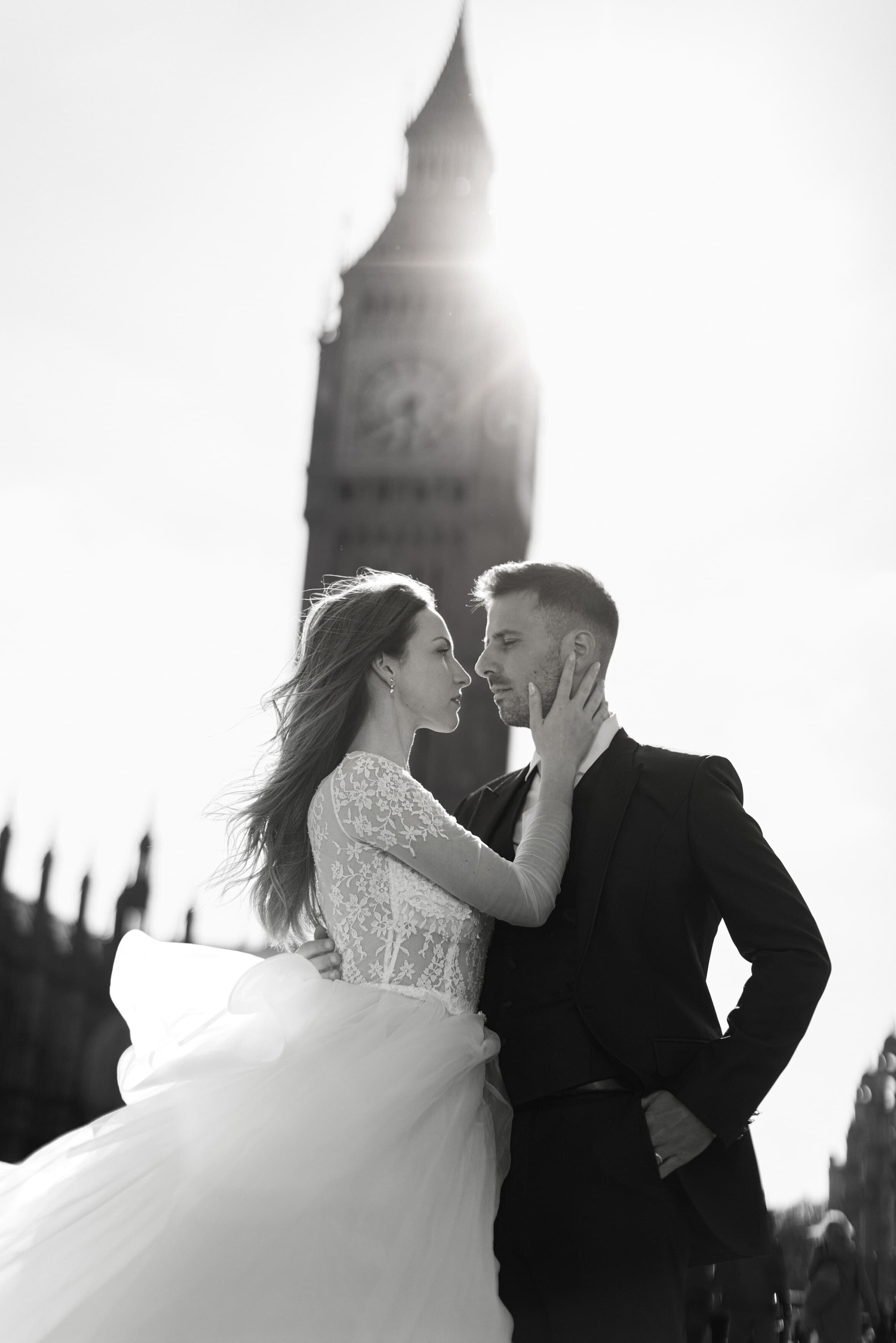 couple kissing in front of BigBen during their elopement photography in London