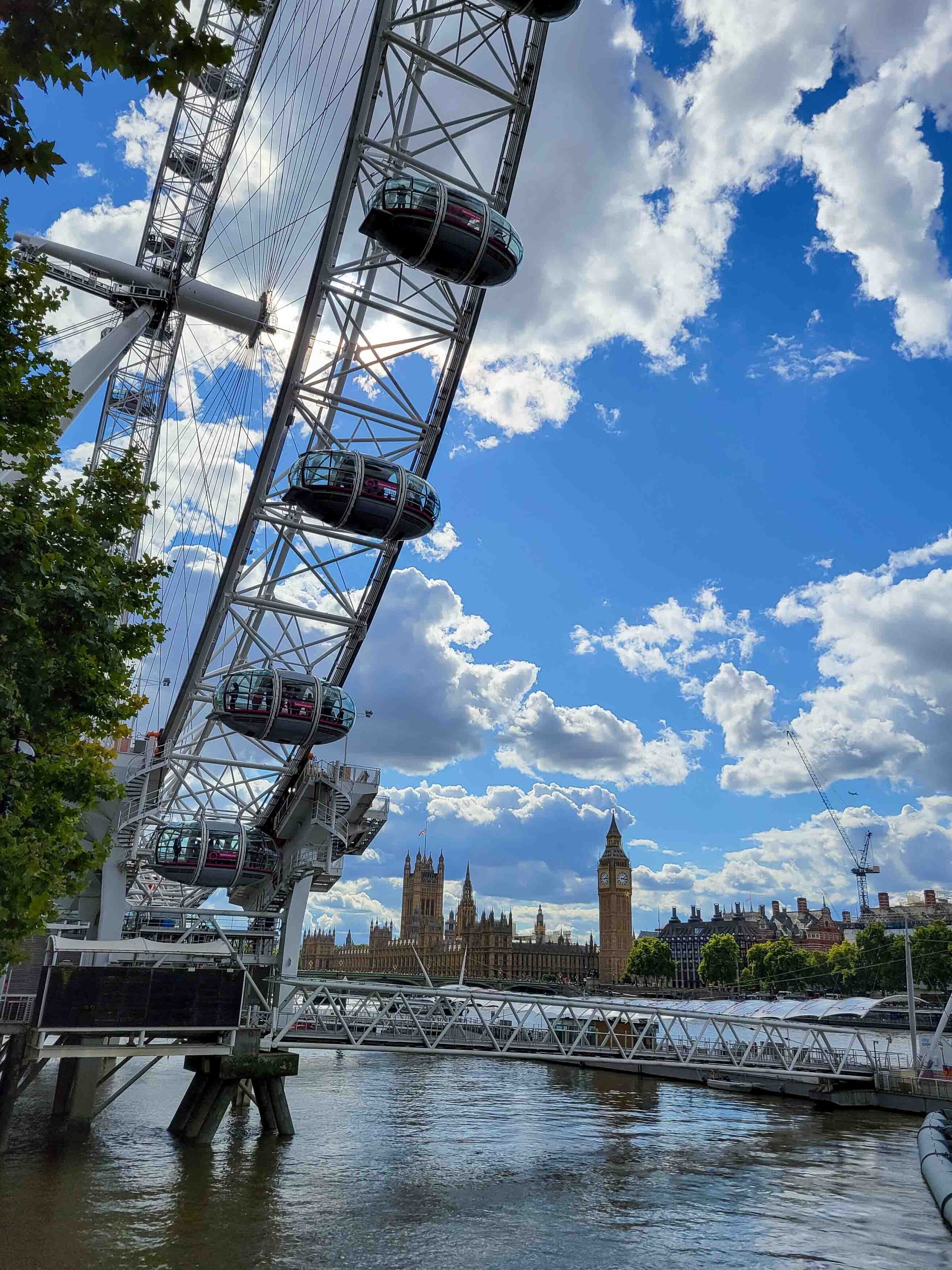 The London Eye ferris wheel with the Thames River and British Houses of Parliament in the background in London, England ©Stephanie Dosch | theViatrix Luxury Travel