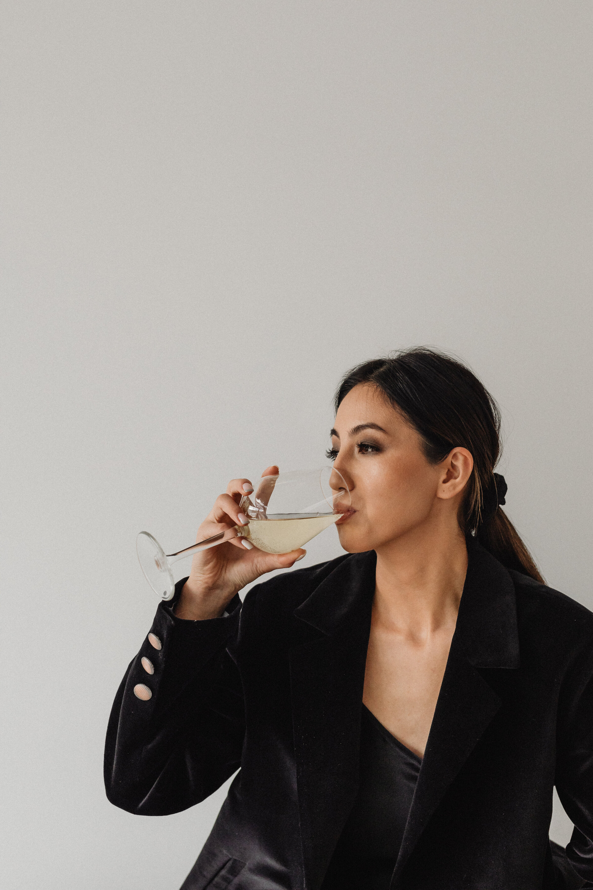kaboompics_sophisticated-wine-tasting-portraits-modern-asian-woman-in-elegant-black-outfit-holding-white-wine-glass-33694 (1)