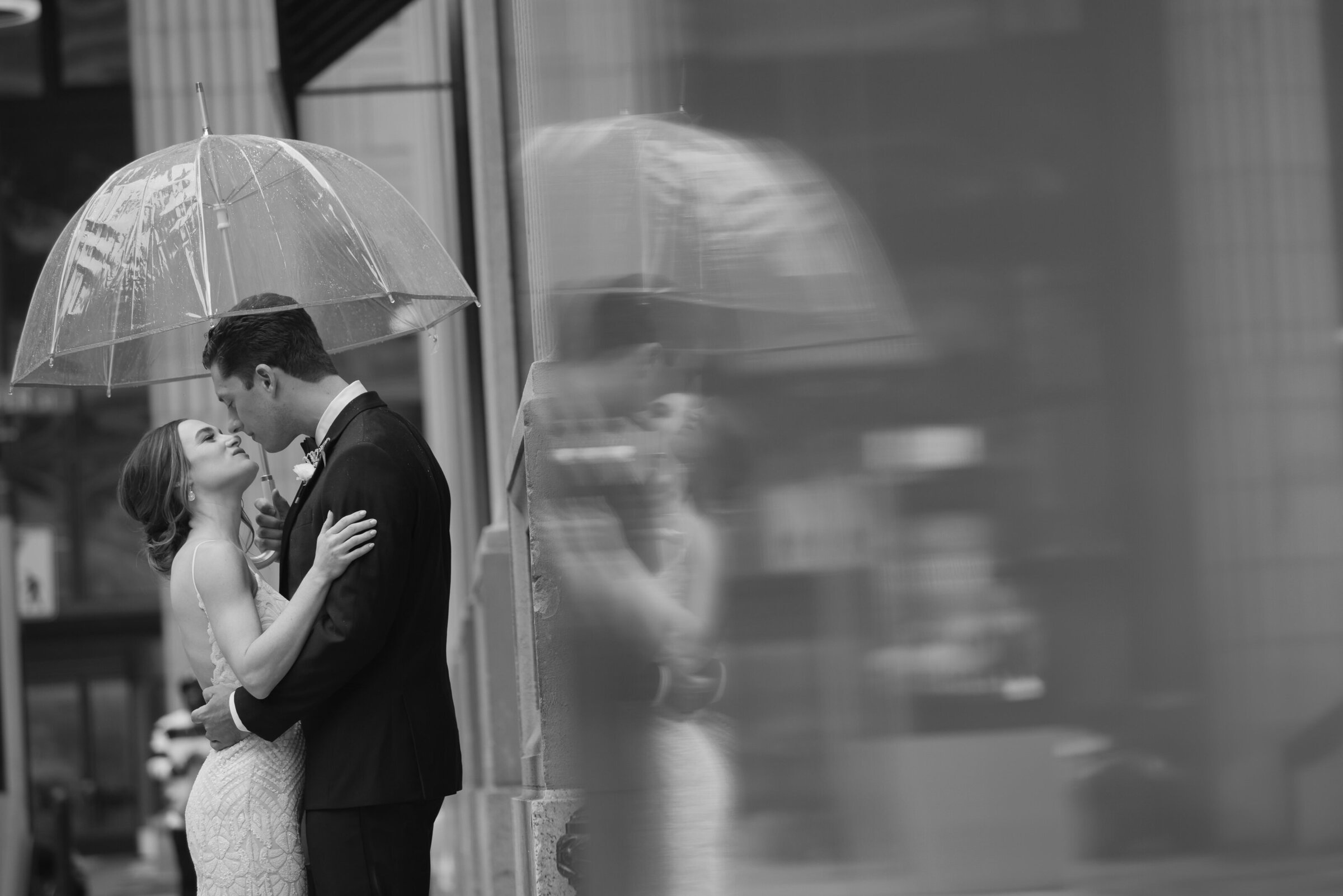 philadelphia-iconic-rainy-wedding-photo