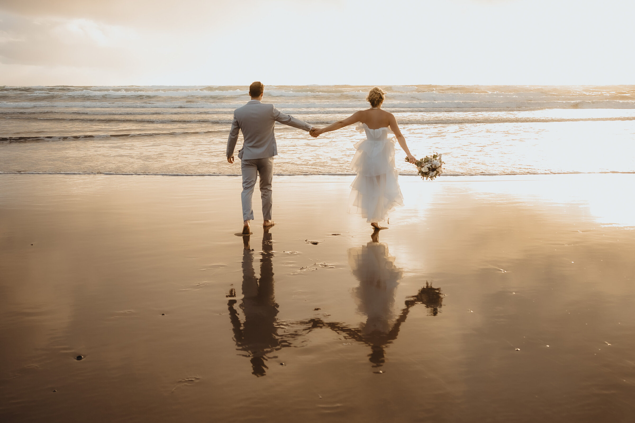 bride-groom-reflection-on-beach