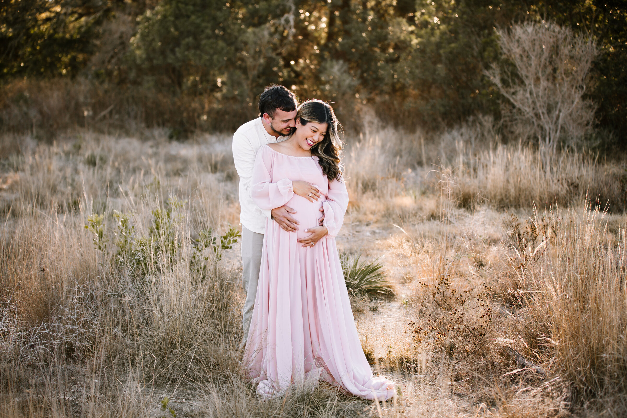 maternity photo of expecting mom in a field