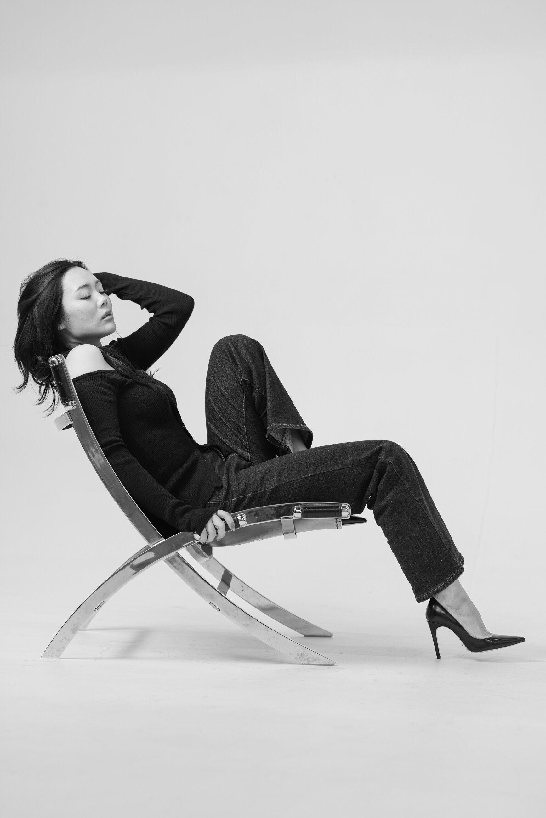 editorial-seated-cool-girl