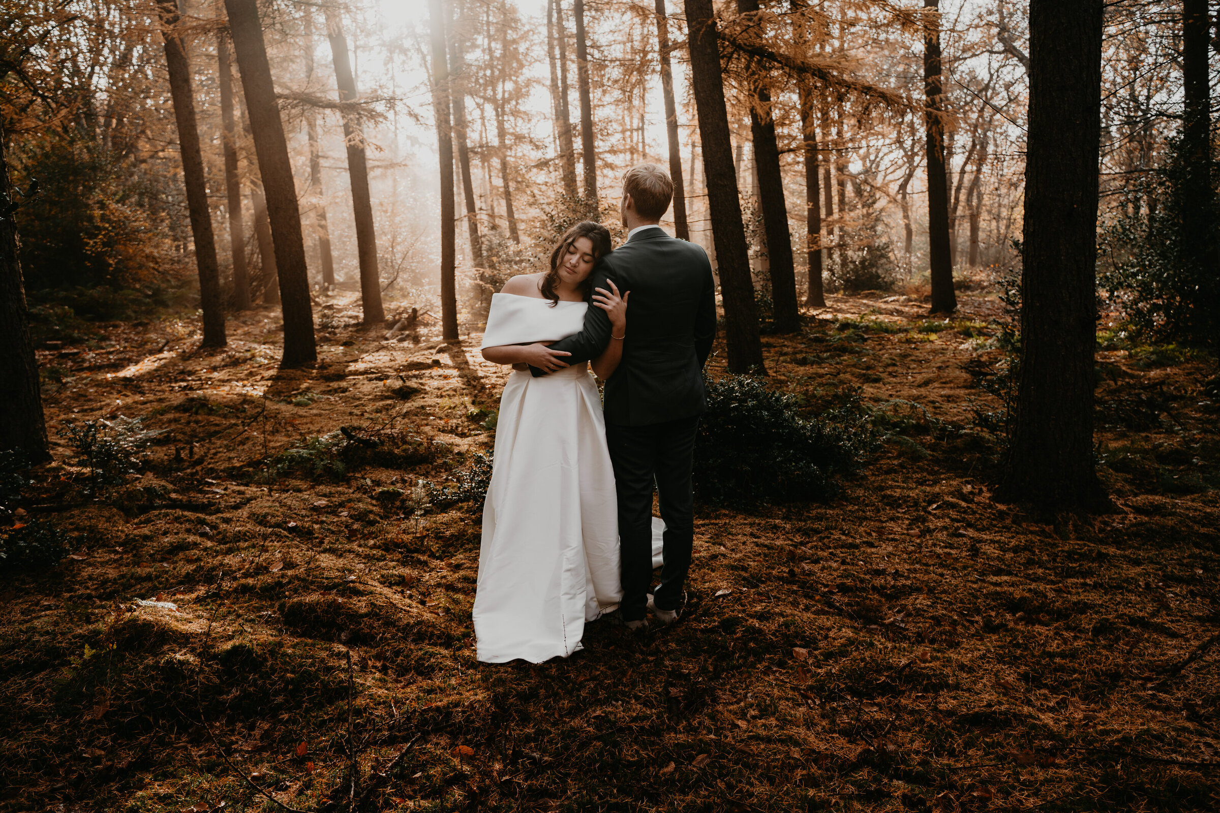 Intieme trouwfoto's in het bos