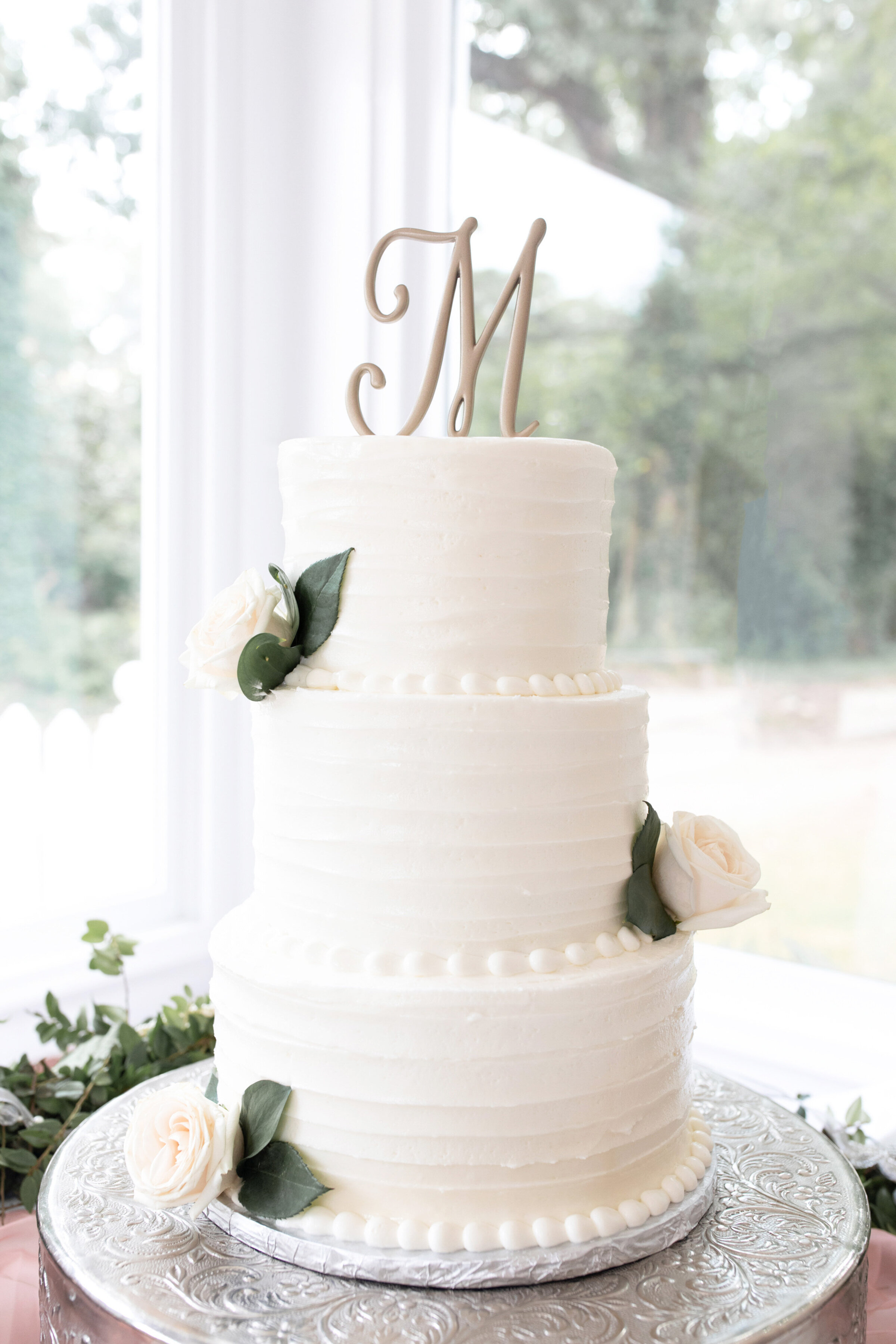 elegant-white-wedding-cake-with-roses