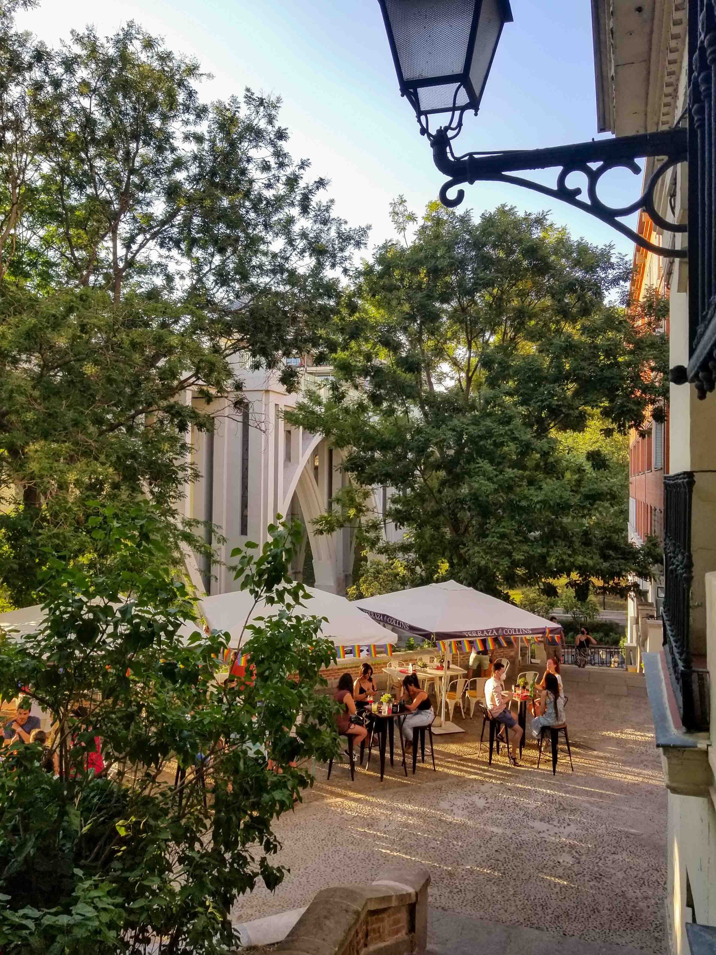 Diners at an outdoor terrace in the backstreets of Madrid, Spain ©Stephanie Dosch | theViatrix Luxury Travel