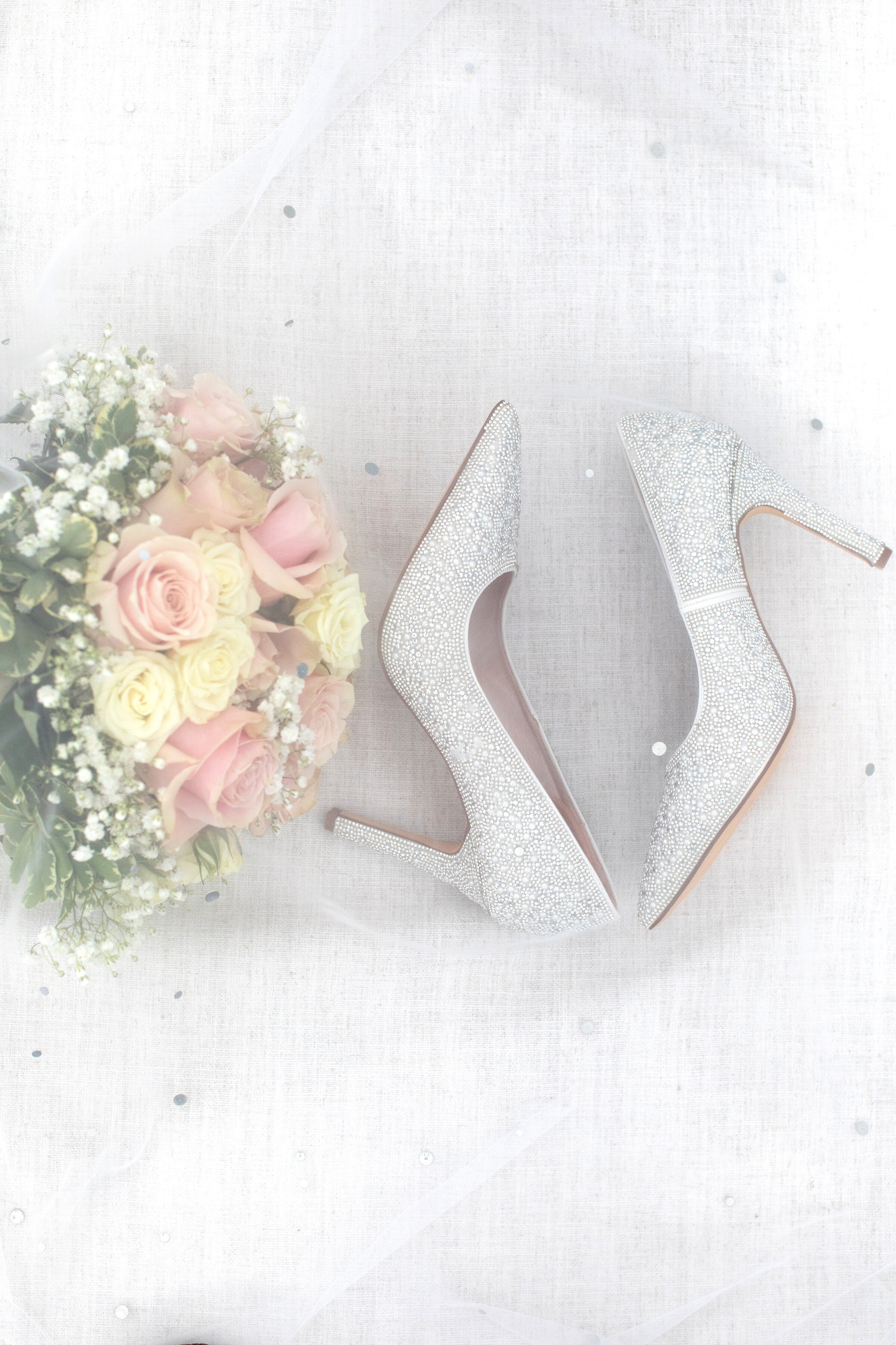 sparkling-bridal-shoes-and-bouquet