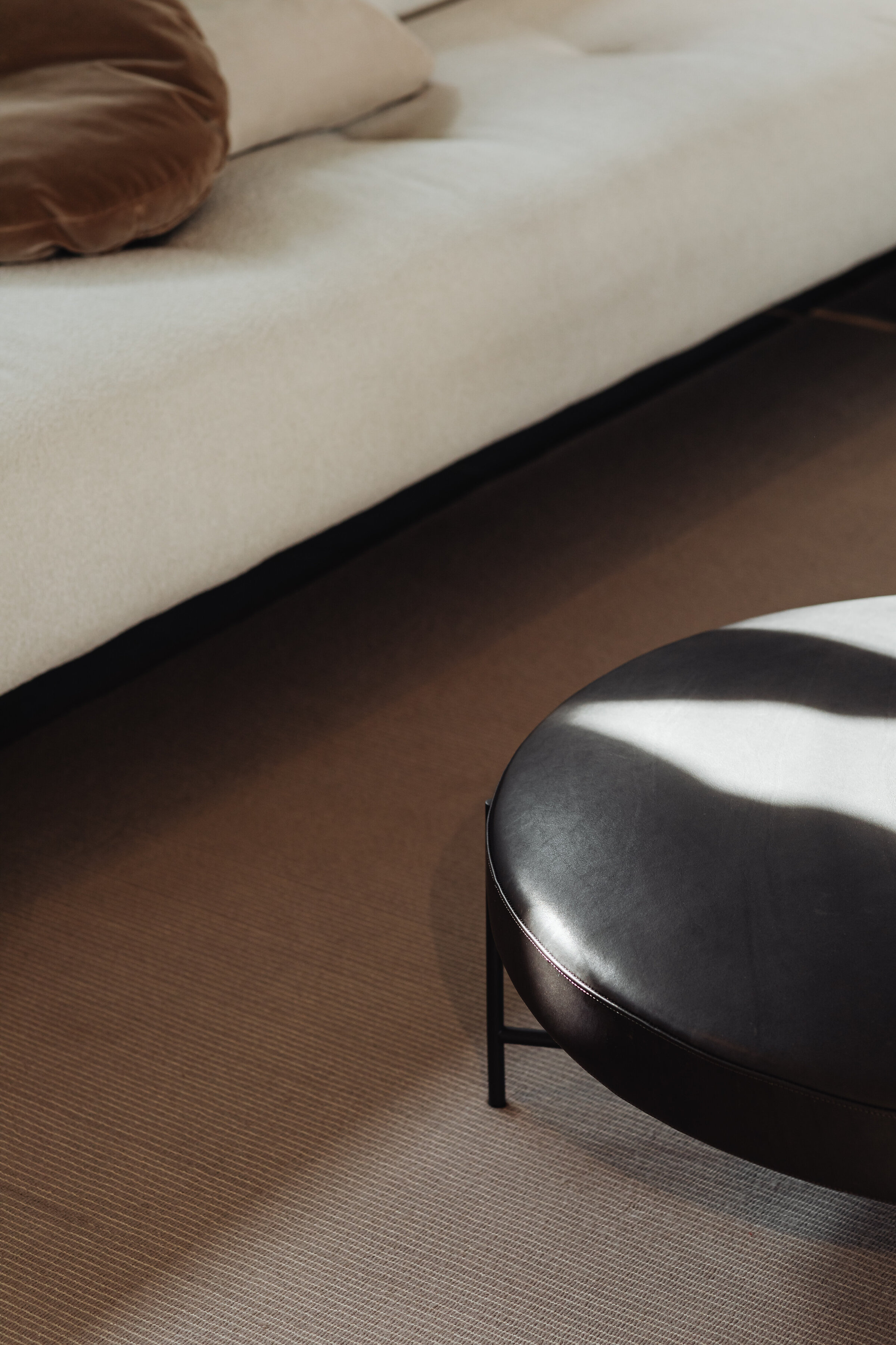 kaboompics_modern-living-space-with-soft-seating-and-a-round-black-coffee-table-37014 (1)
