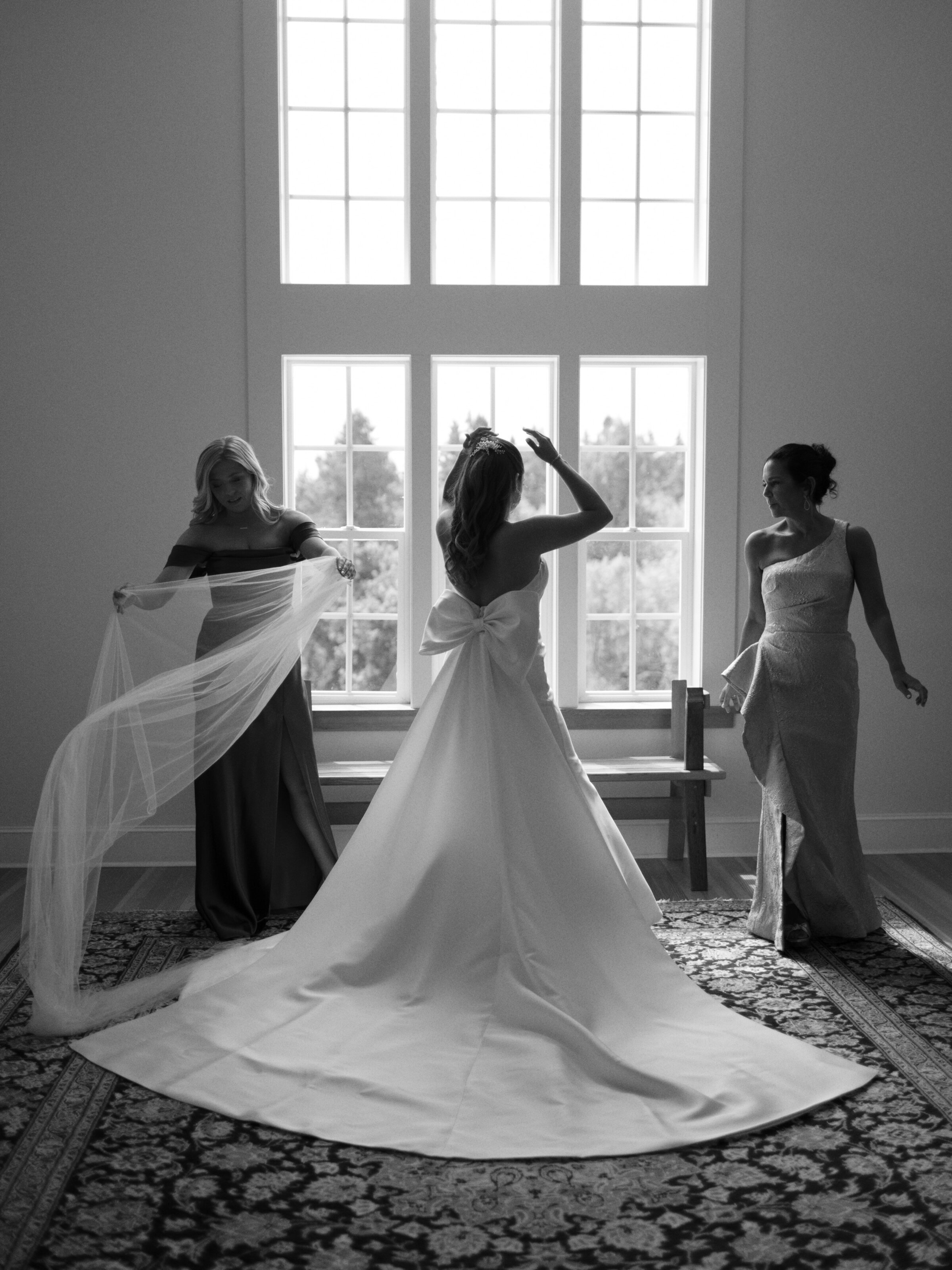 wedding-at-oswego-hills-vineyard-winery-portland-oregon-by-the-tenneys-photography-05