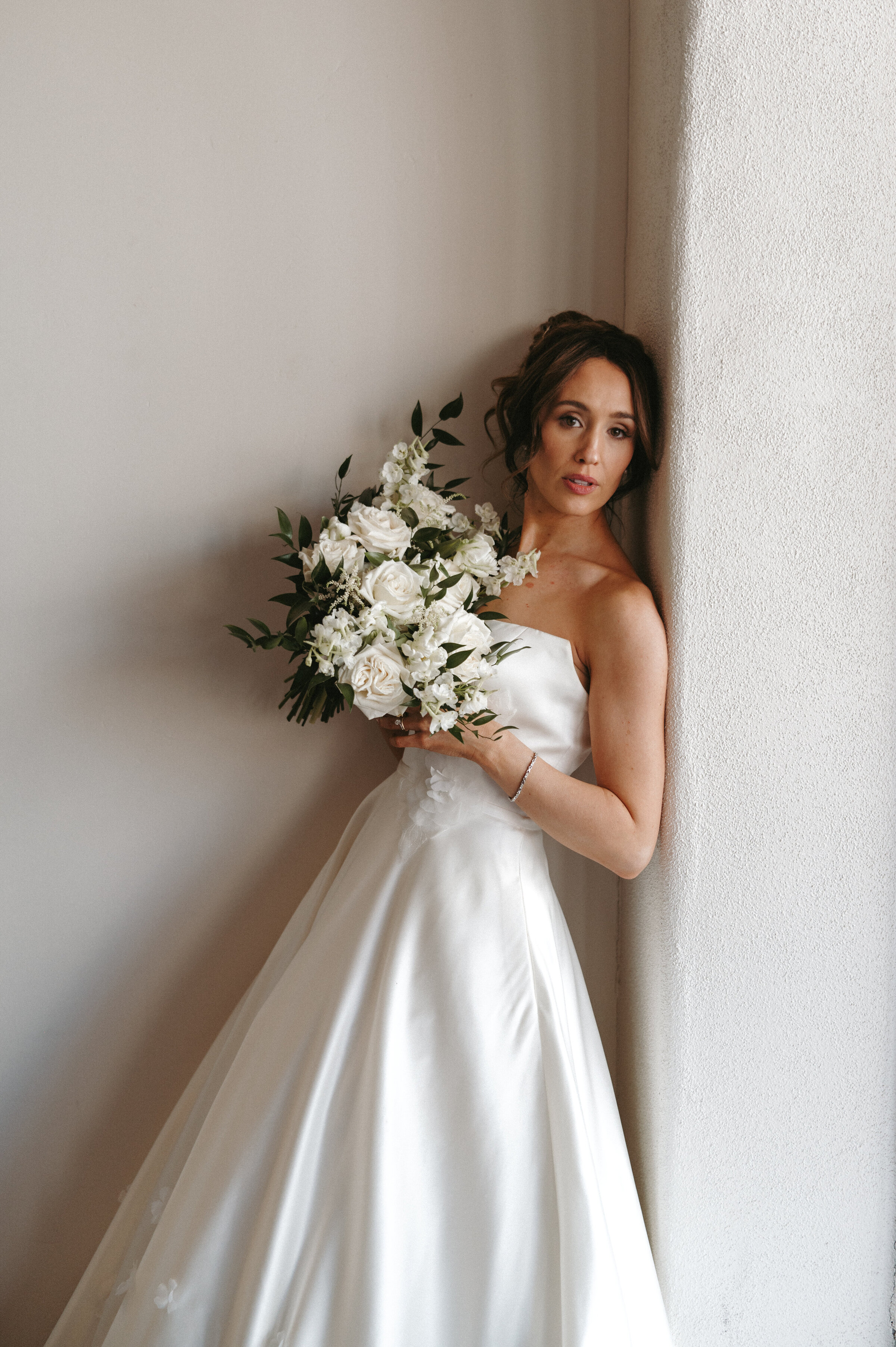 soho63-wedding-venue-bride-white-roses