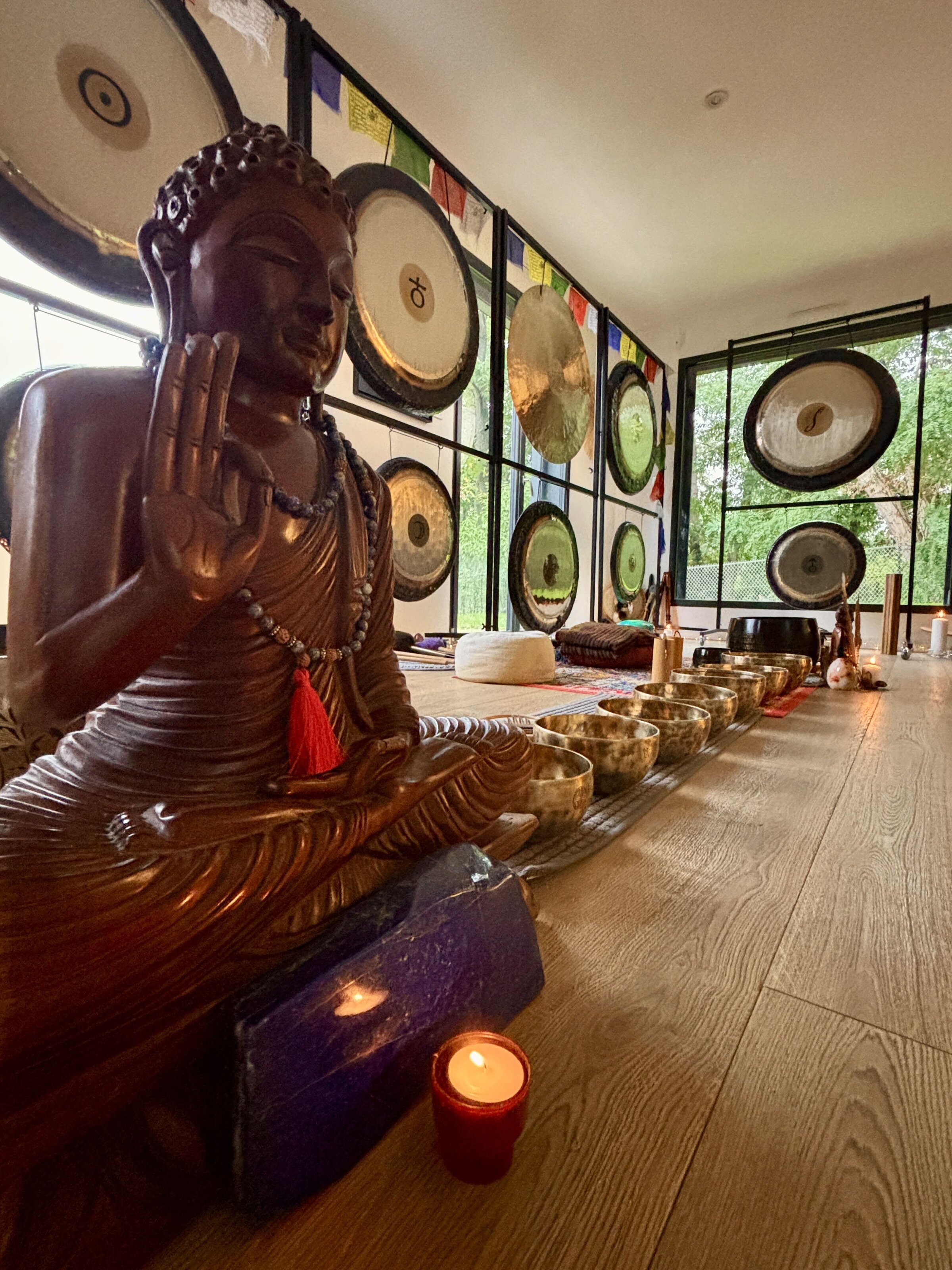 Statue de Bouddha au coeur de la salle de gongs