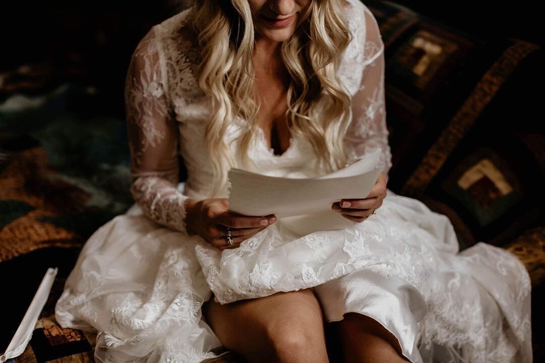 Bride reading letter from groom. 