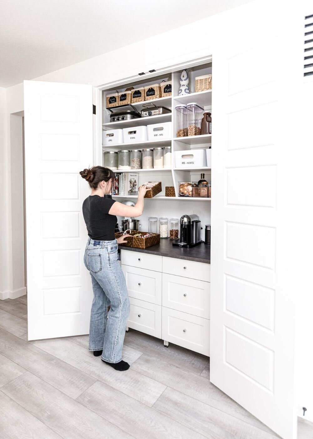 custom-pantry-white-organized-brilliantista (6)