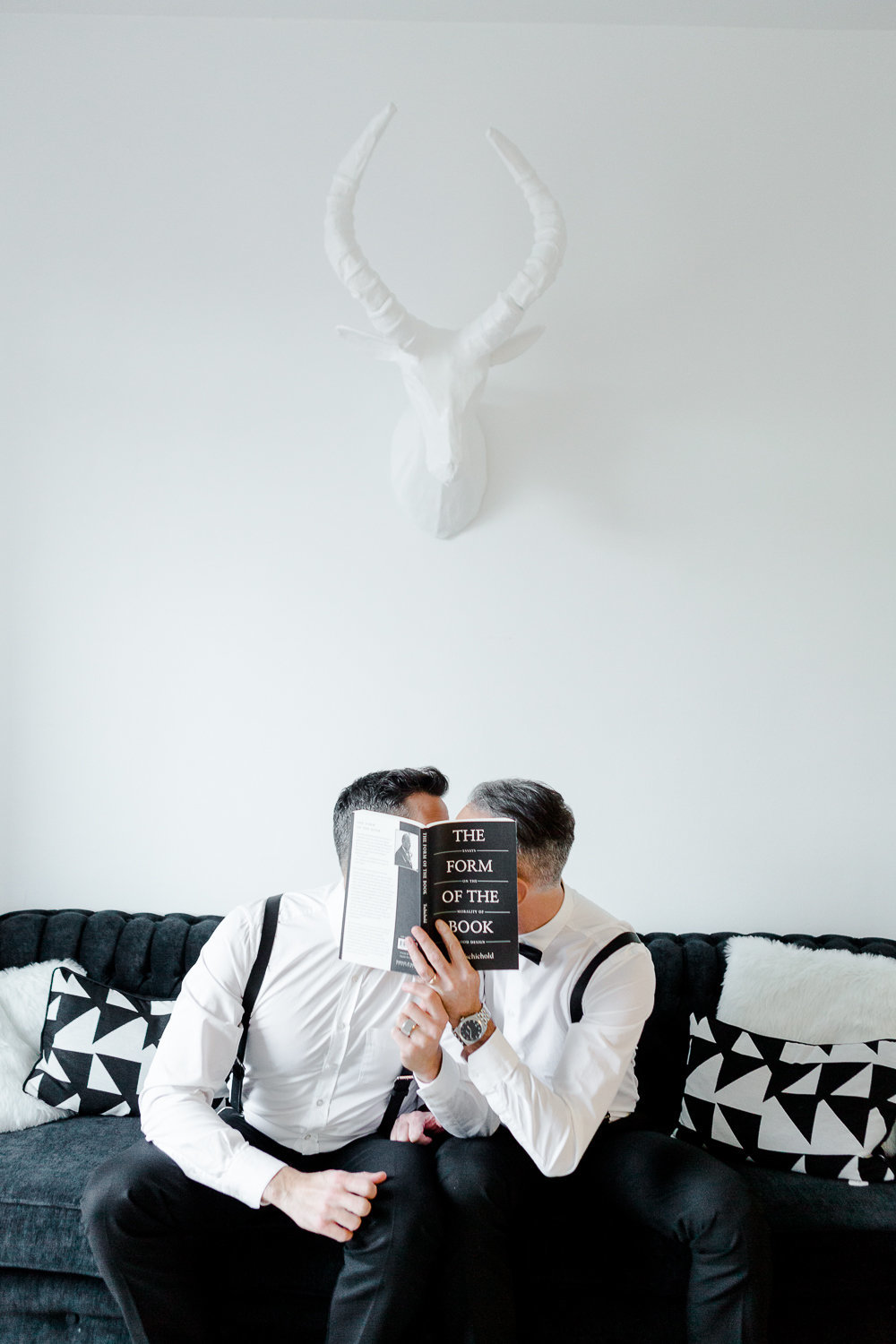 modern-black-and-white-same-sex-wedding-lisa-renault-photographie-photographe-mariage-montreal-47